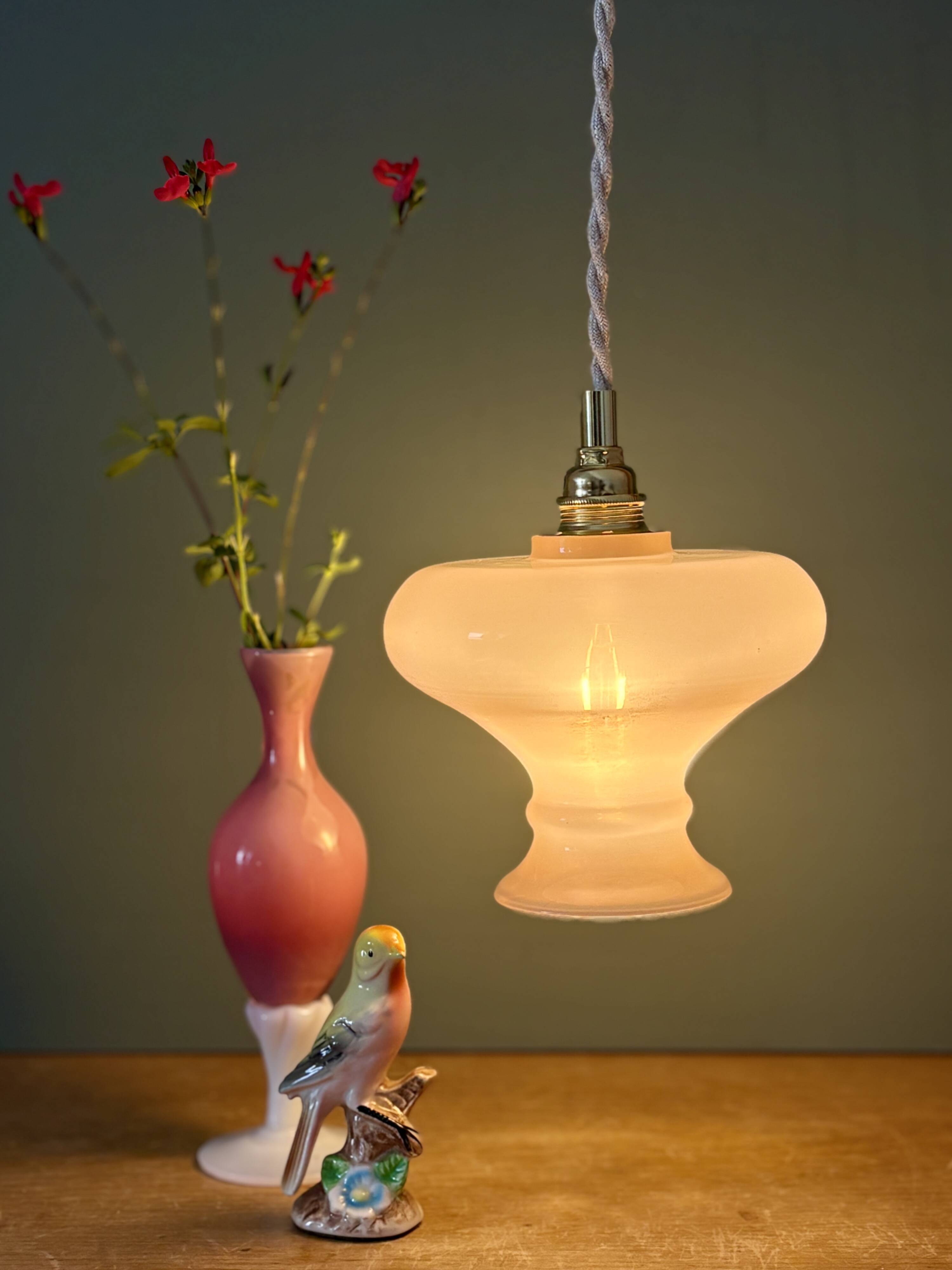 Suspension abat-jour vintage en opaline rose