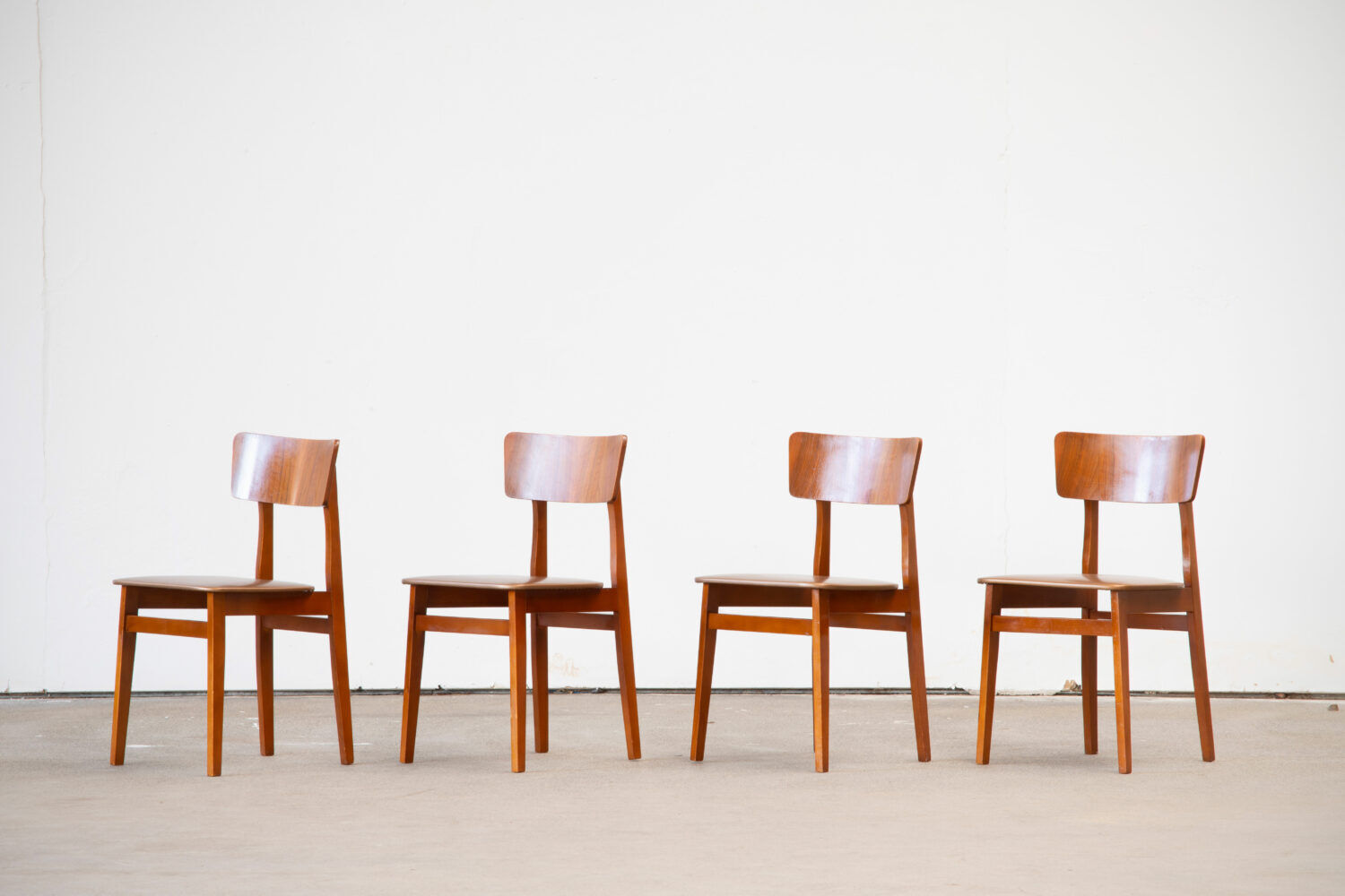 Series of 4 scandinavian chairs with curved back 1960