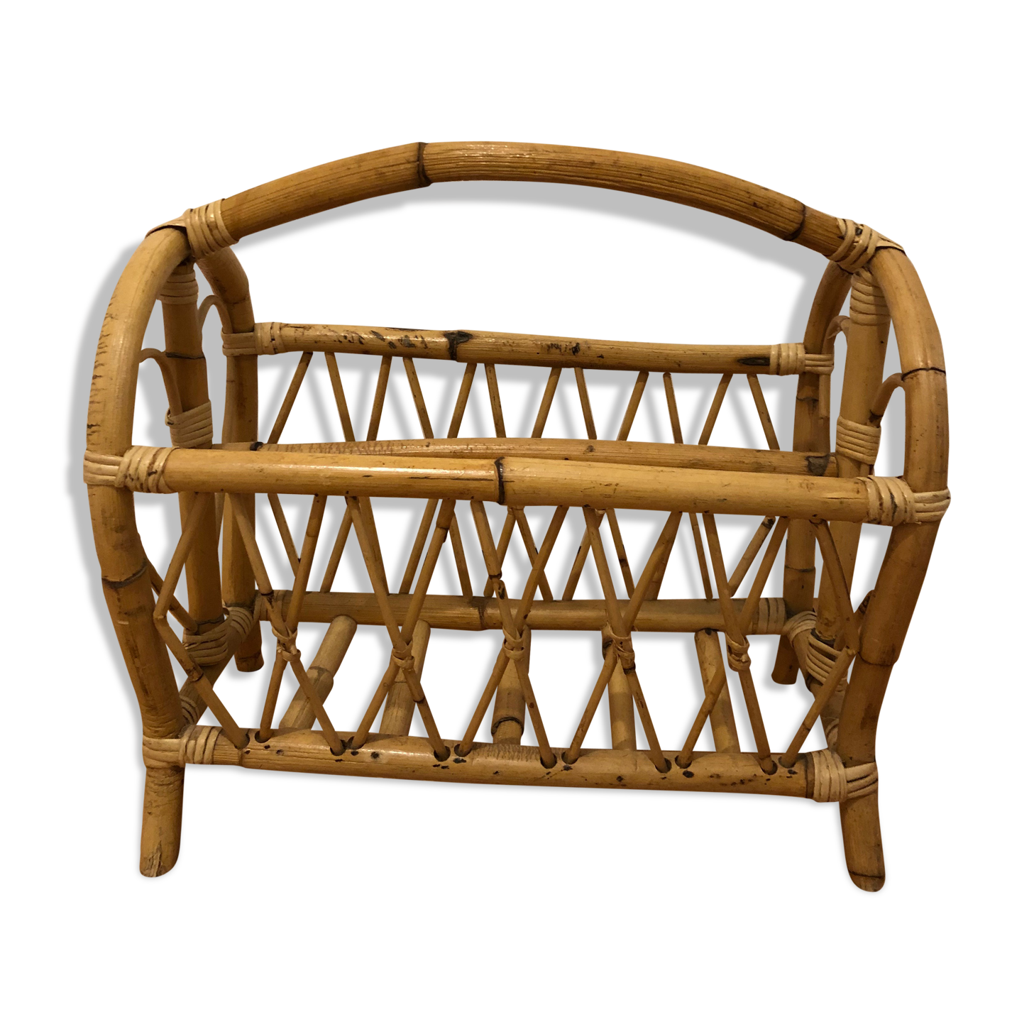 Magazine holder in rattan