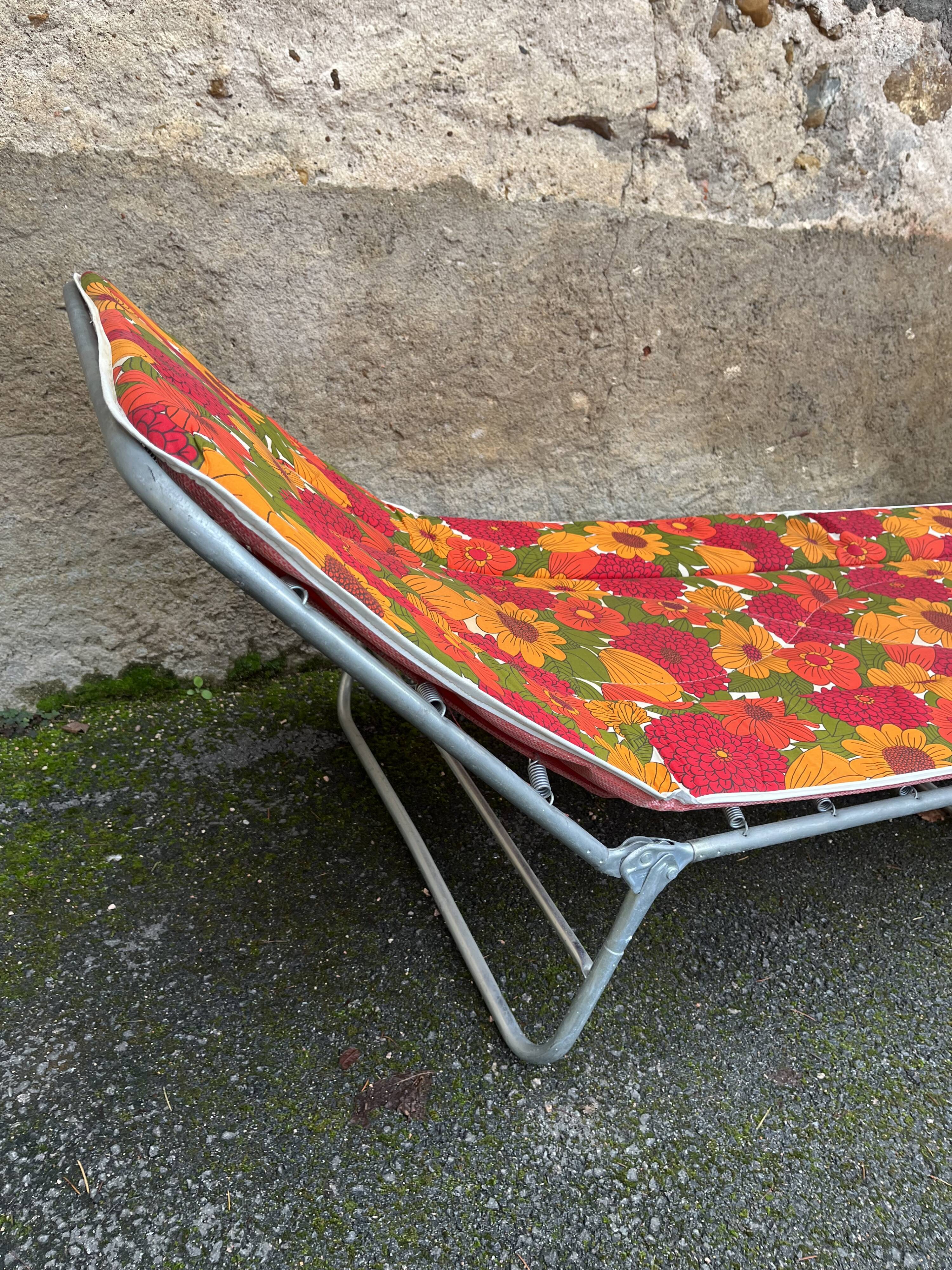 Vintage flower camp bed