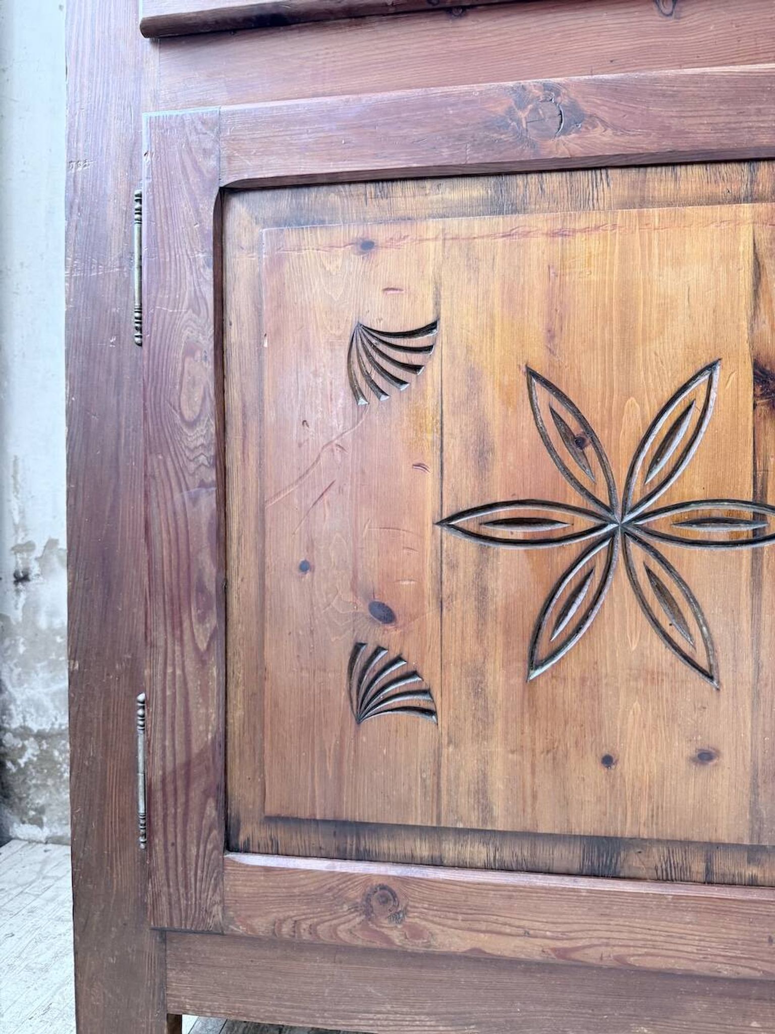 Meuble de rangement confiturier art populaire savoyard 1950