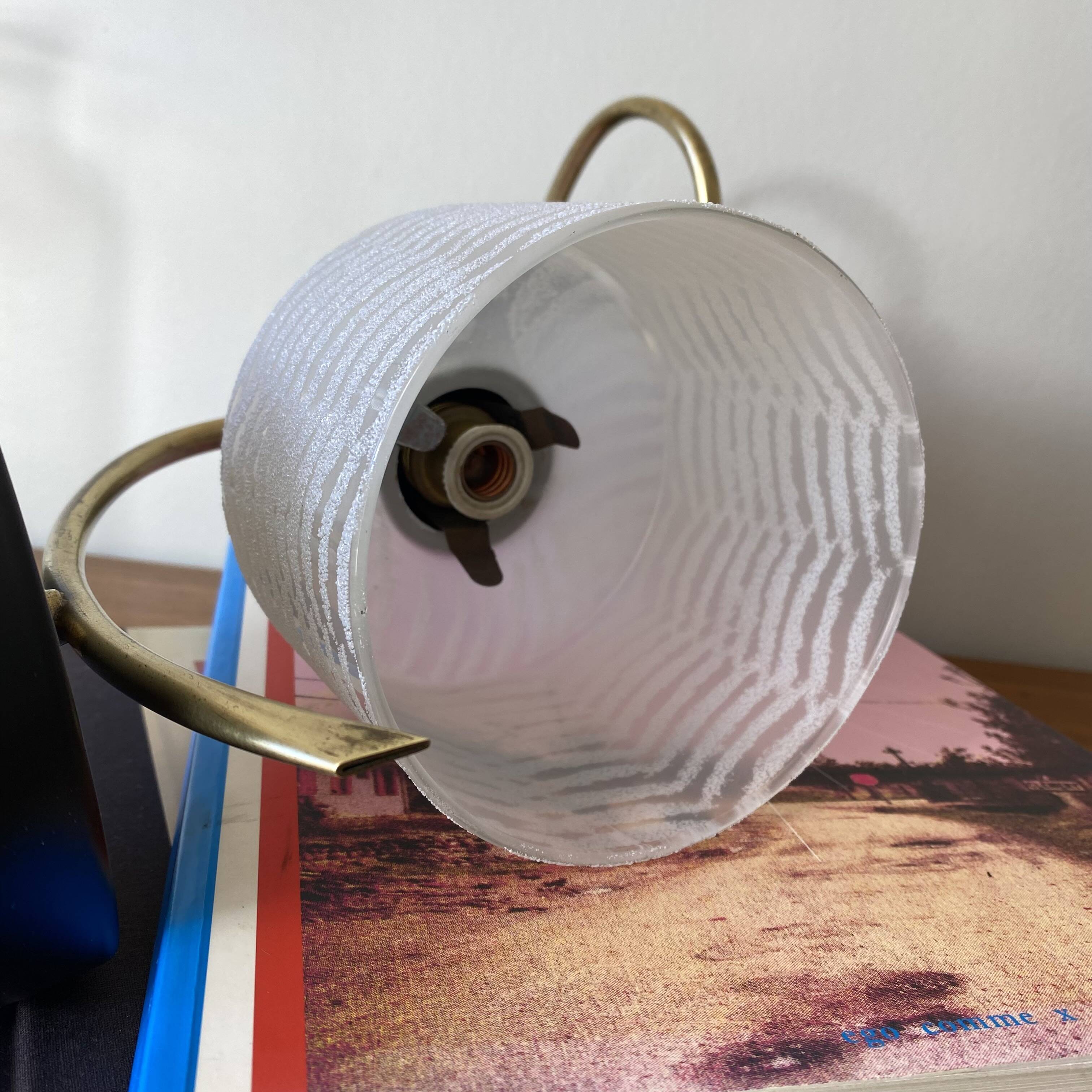 Paire d'appliques murales col de cygne en laiton et tulipe en verre blanc