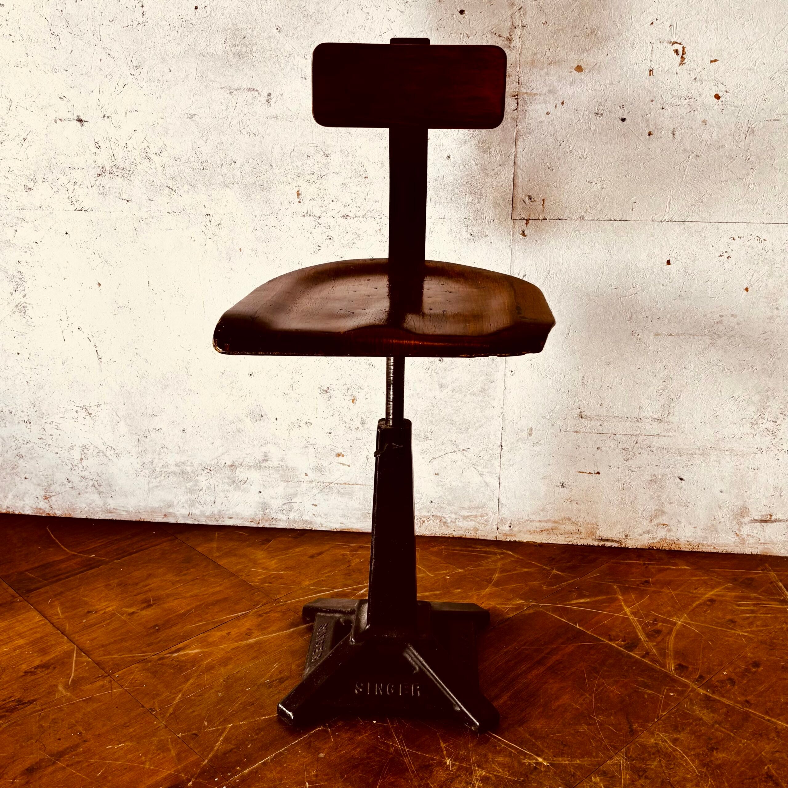 Adjustable Singer workshop chair with Eiffel base