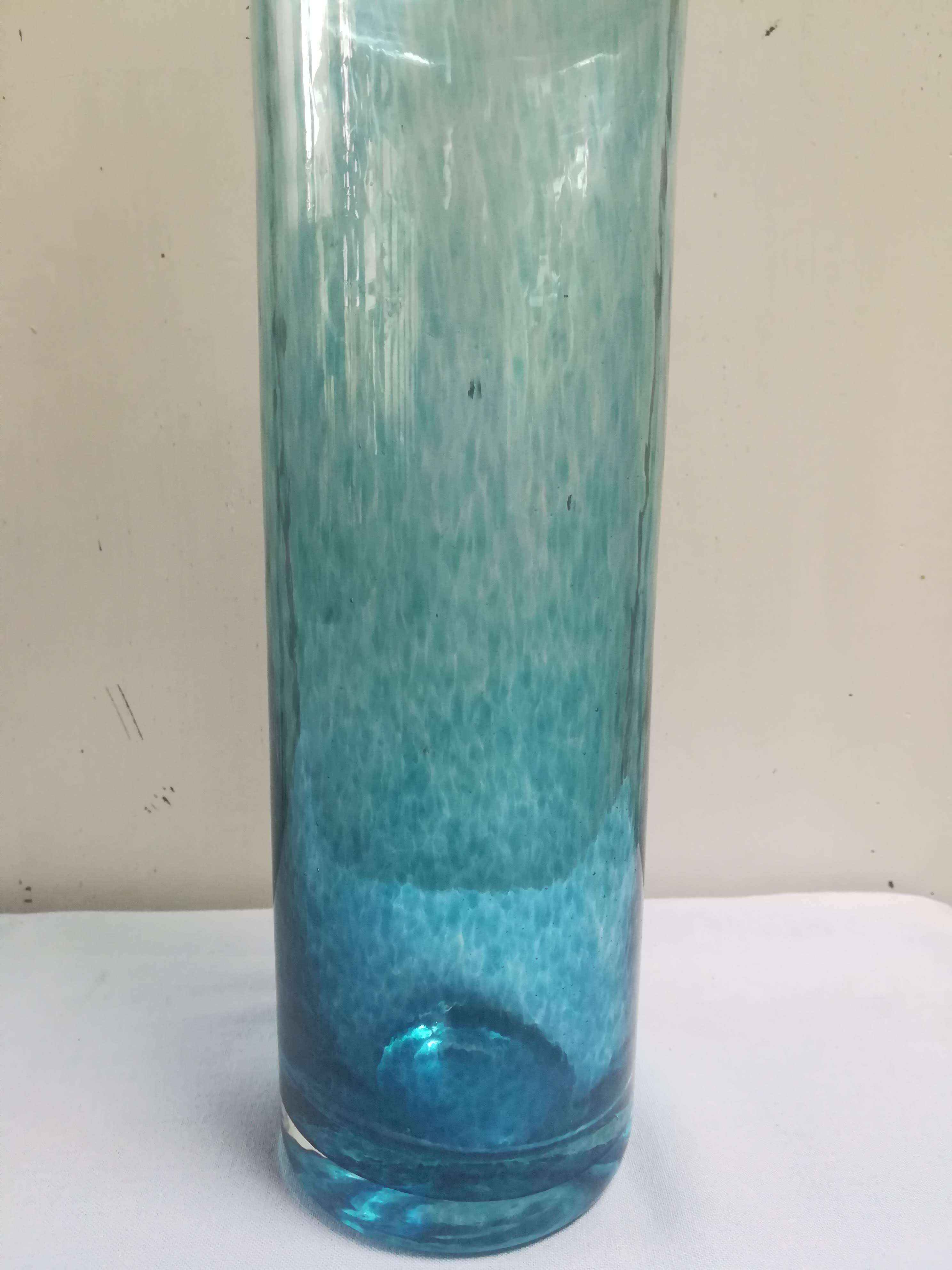 Vase en verre de couleur bleu XXème
