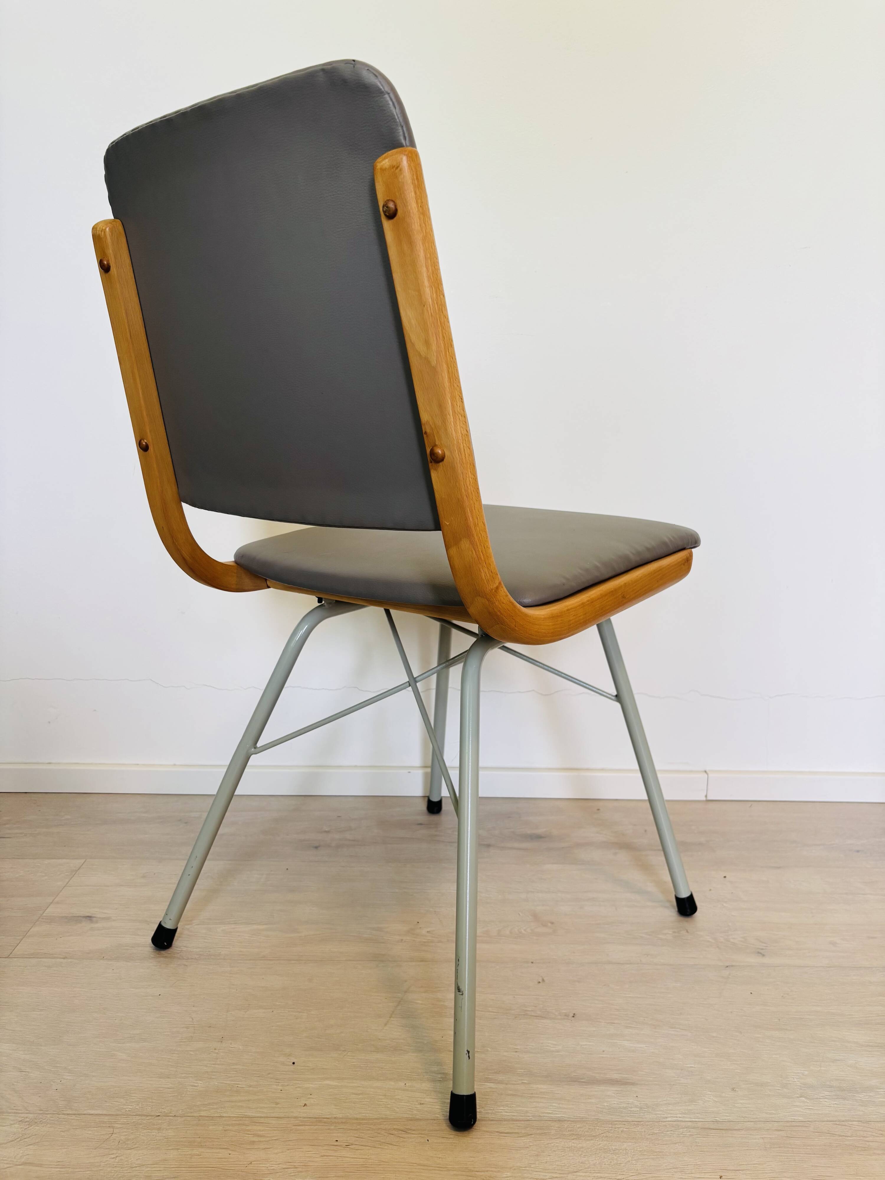 Chaise de salle à manger du milieu du siècle par Miroslav Navrátil, années 1970.