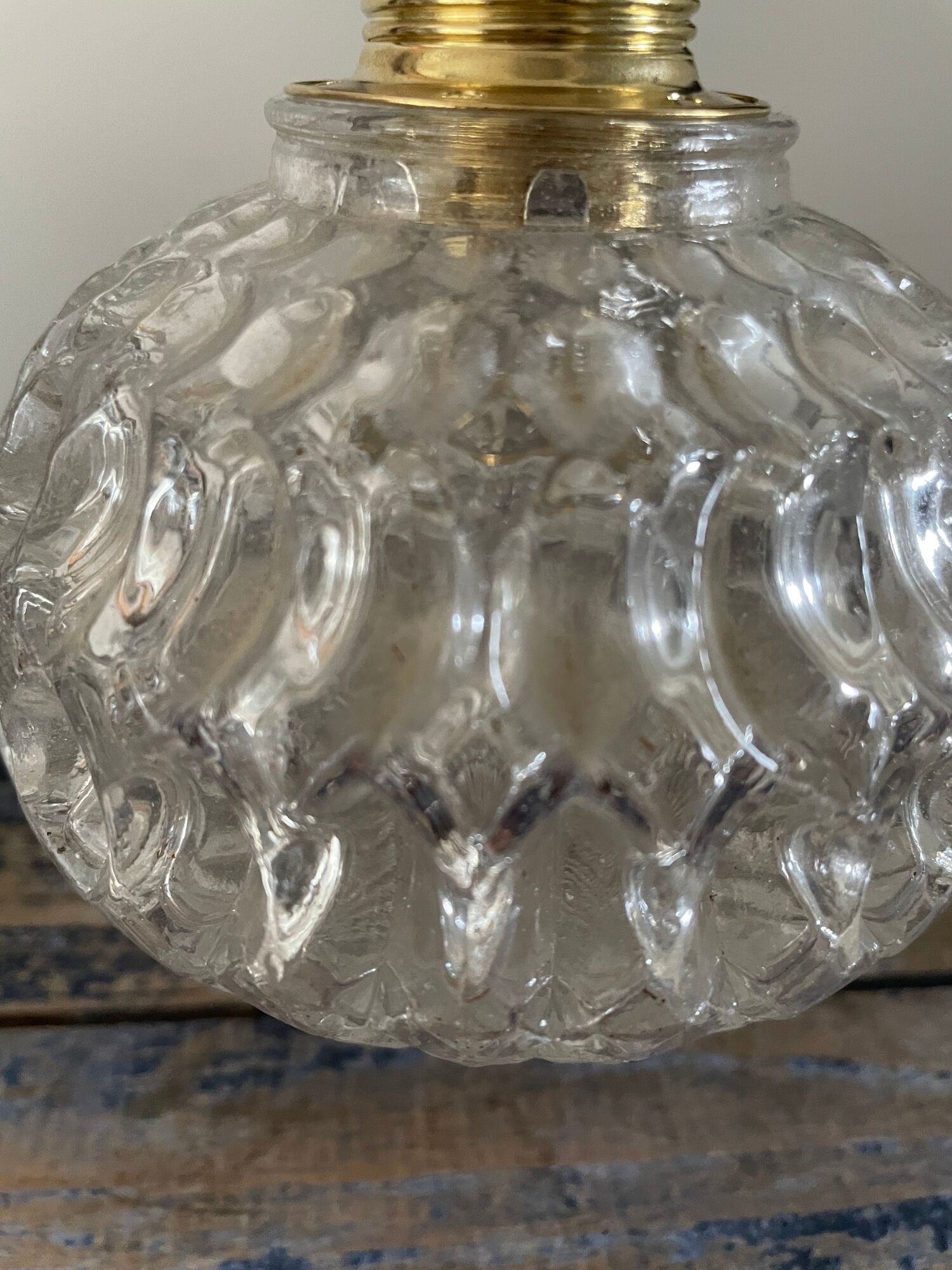 Paire d’appliques vintage en verre ciselé électrifiées à neuf