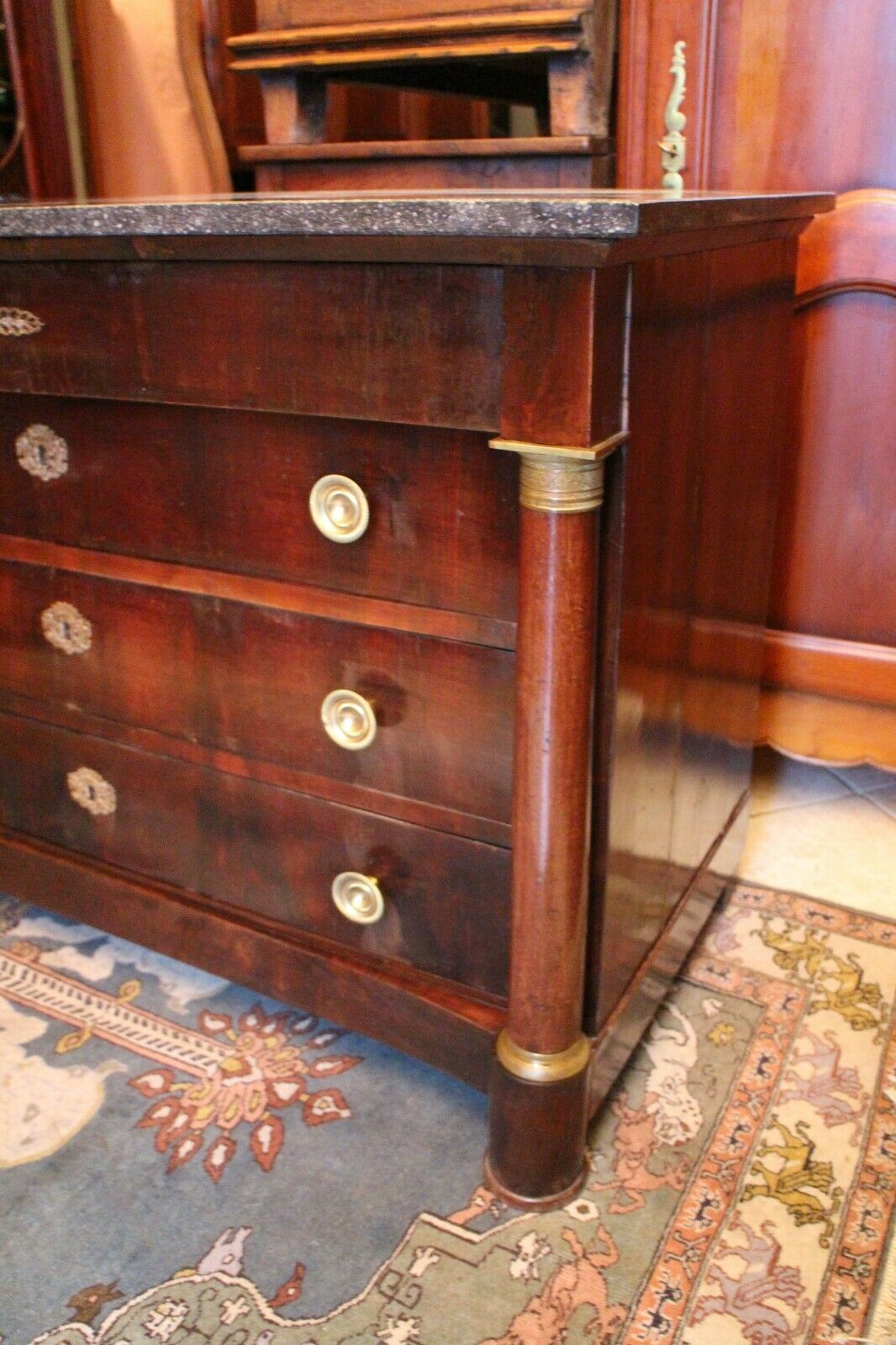 Commodity with mahogany detached columns and Empire gilded bronze ornaments