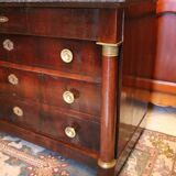 Commodity with mahogany detached columns and Empire gilded bronze ornaments