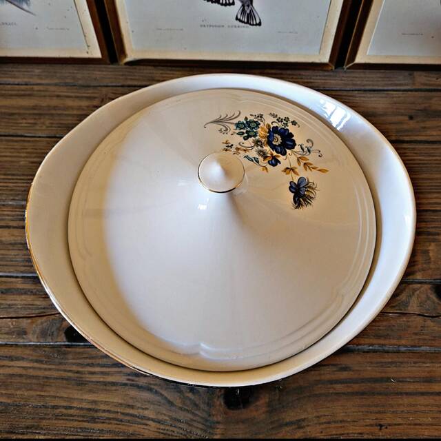 Soup tureen Moulin des Loups Volubilis, blue flowers and gilding