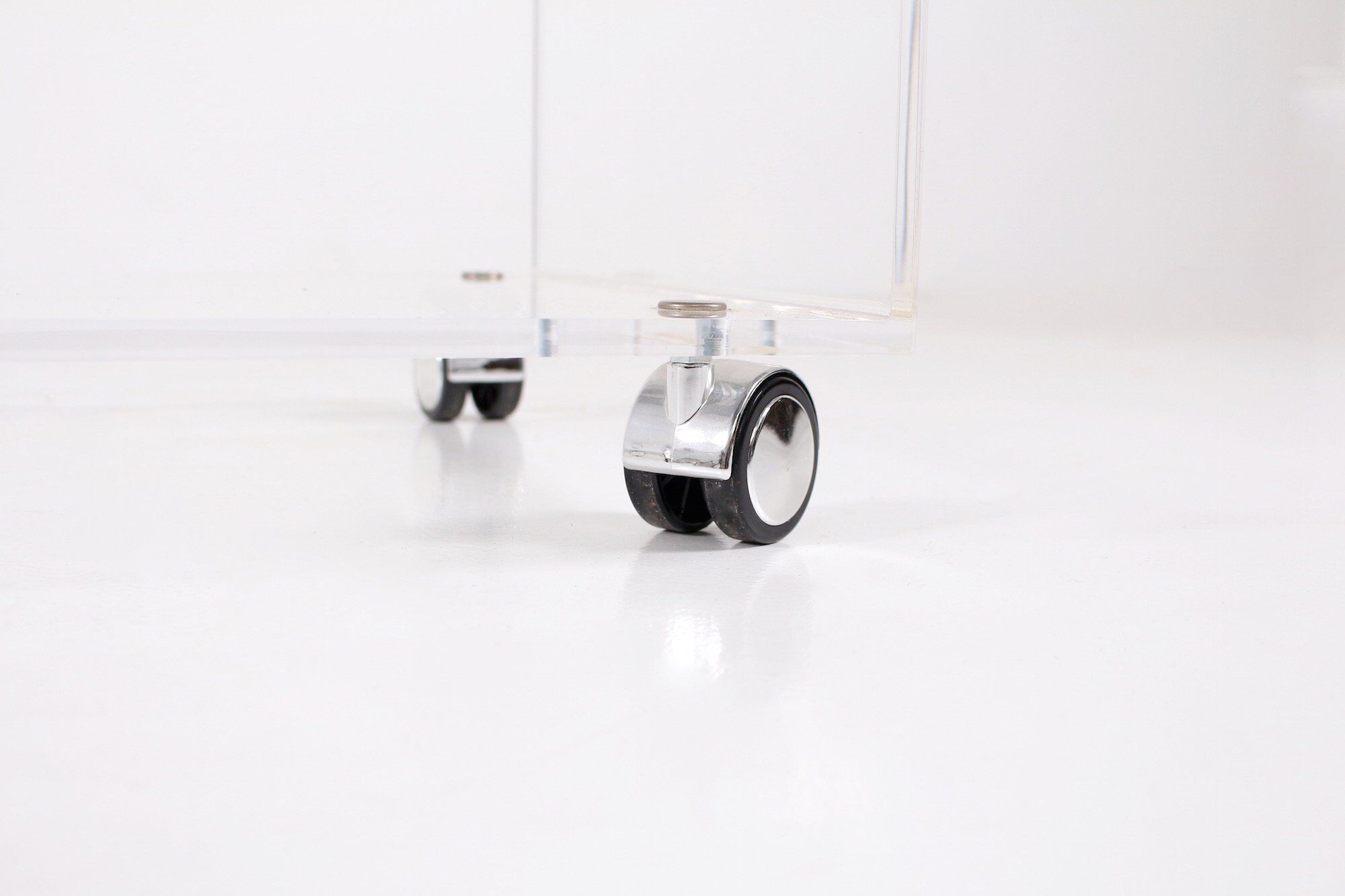 Plexi serving table