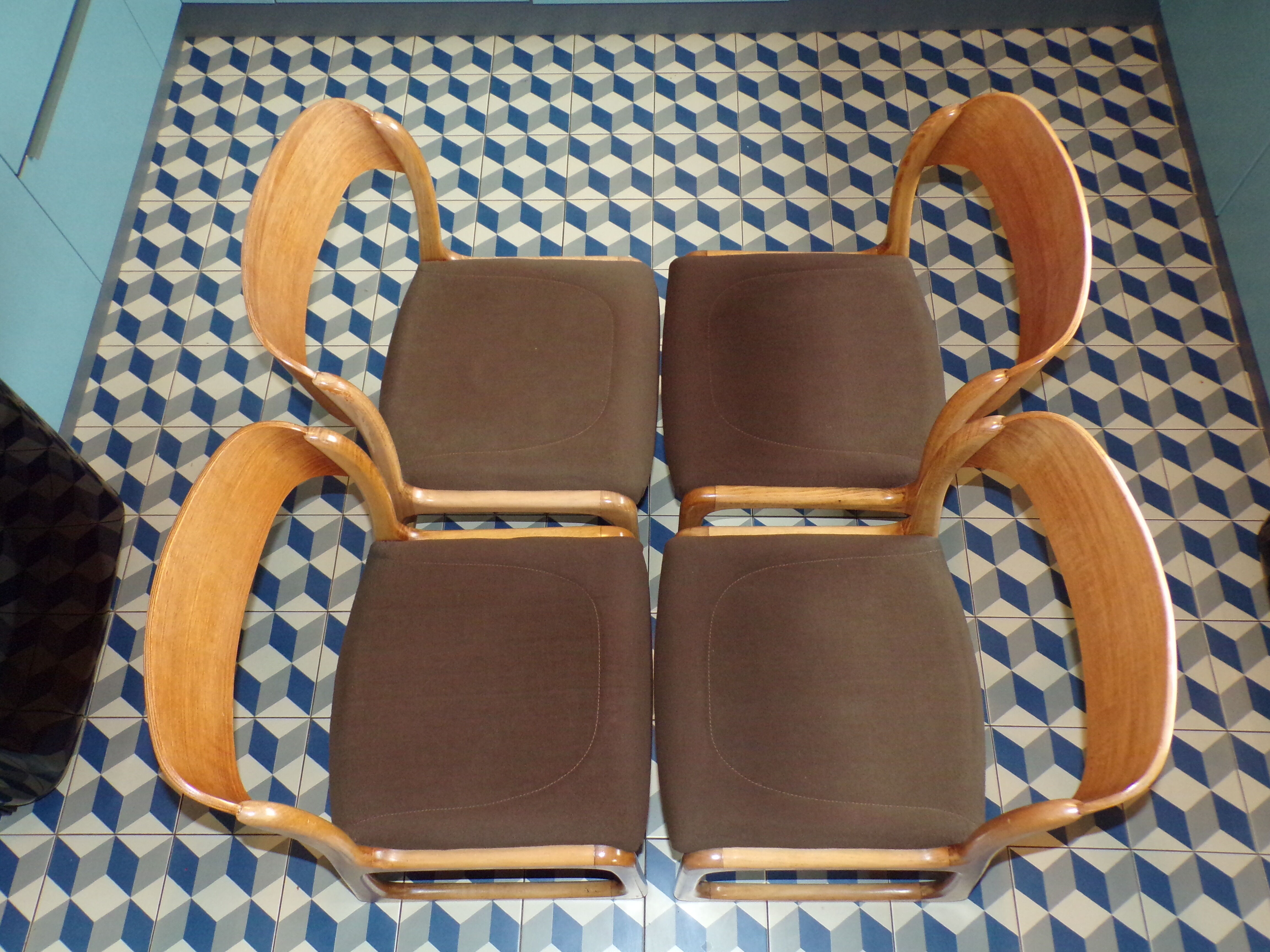 Suite 4 chairs Baumann sled