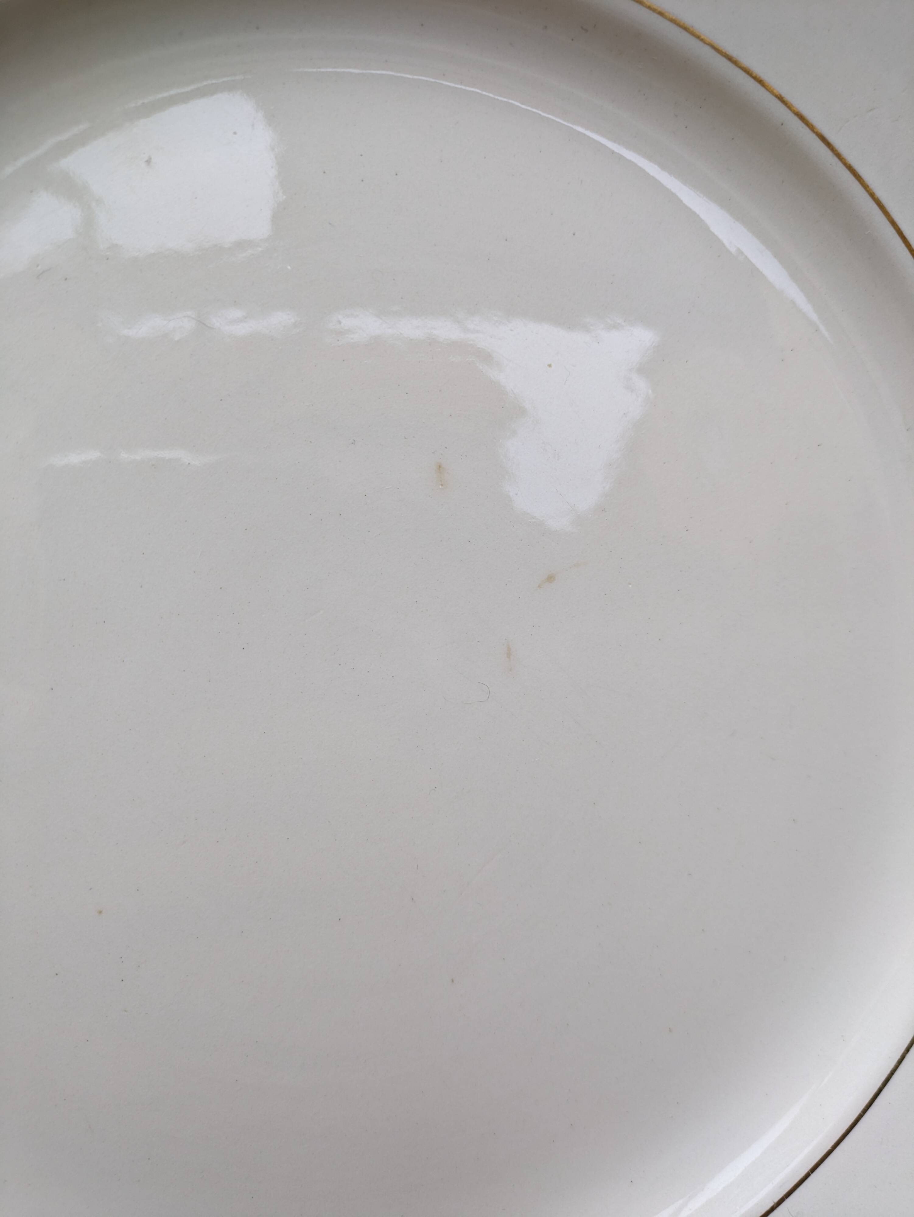 Villeroy & Boch large round plate in beige with gold trim