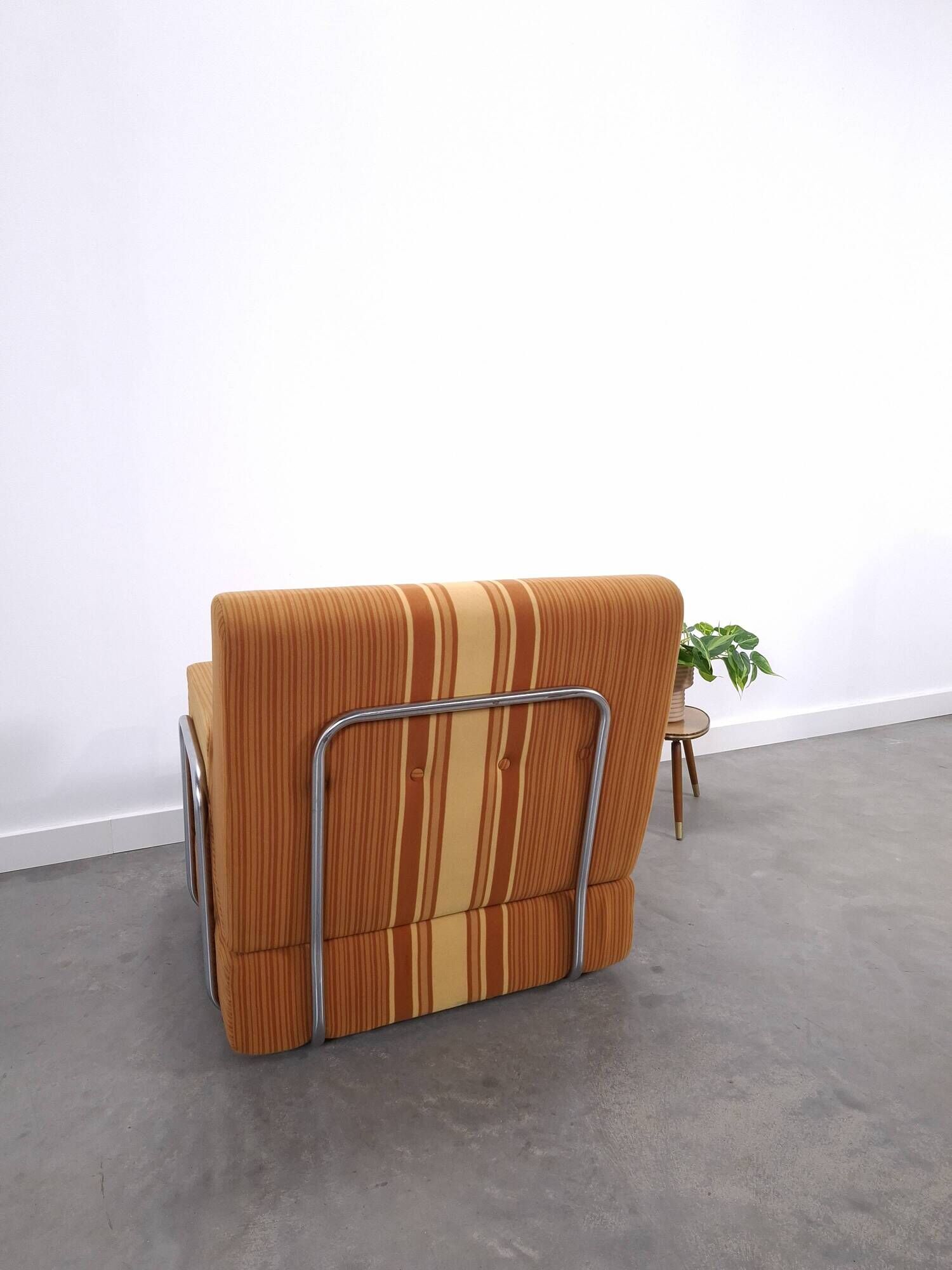 1970s retractable lounge chair in brown stripes with chrome tube frame.