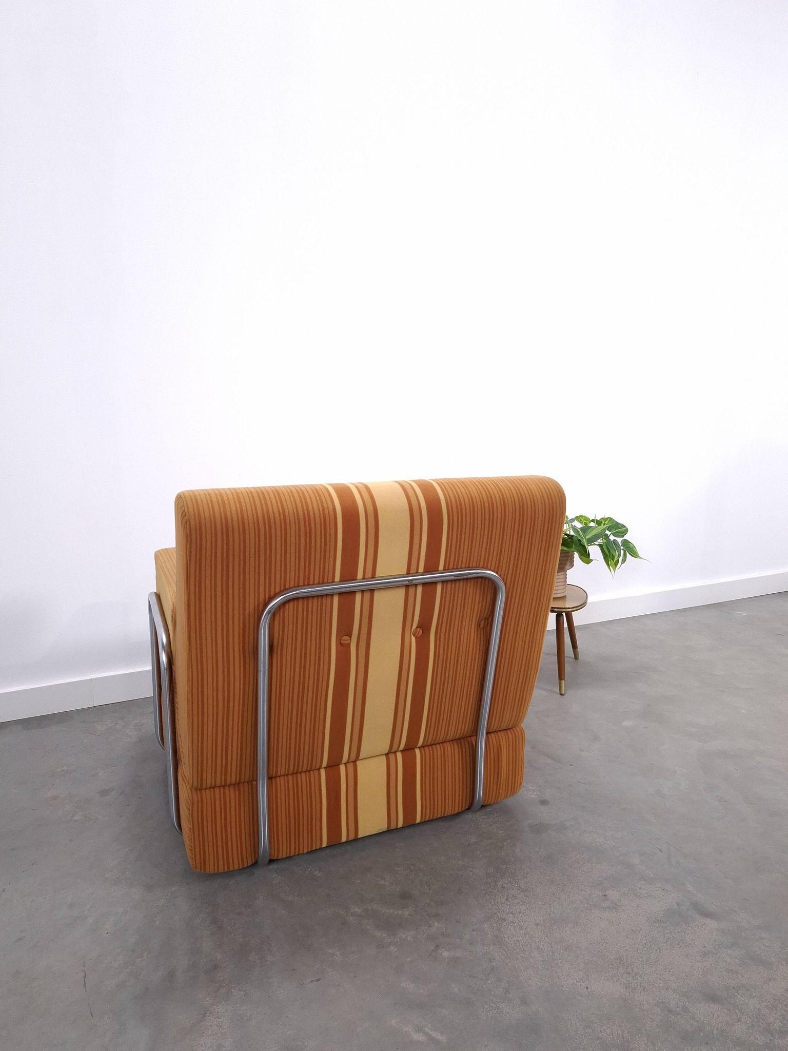 Jaren 70 uittrekbare lounge fauteuil bruin gestreept met Chromen buisframe