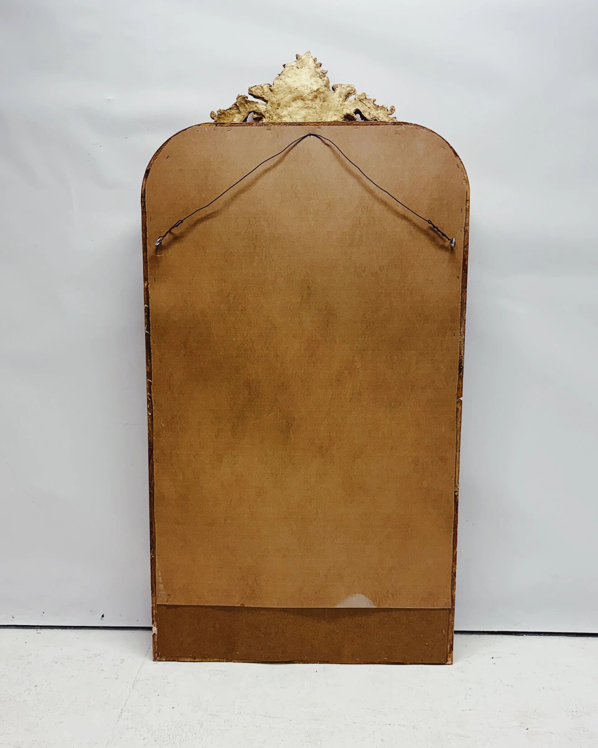 Miroir baroque doré avec guirlande de fleurs