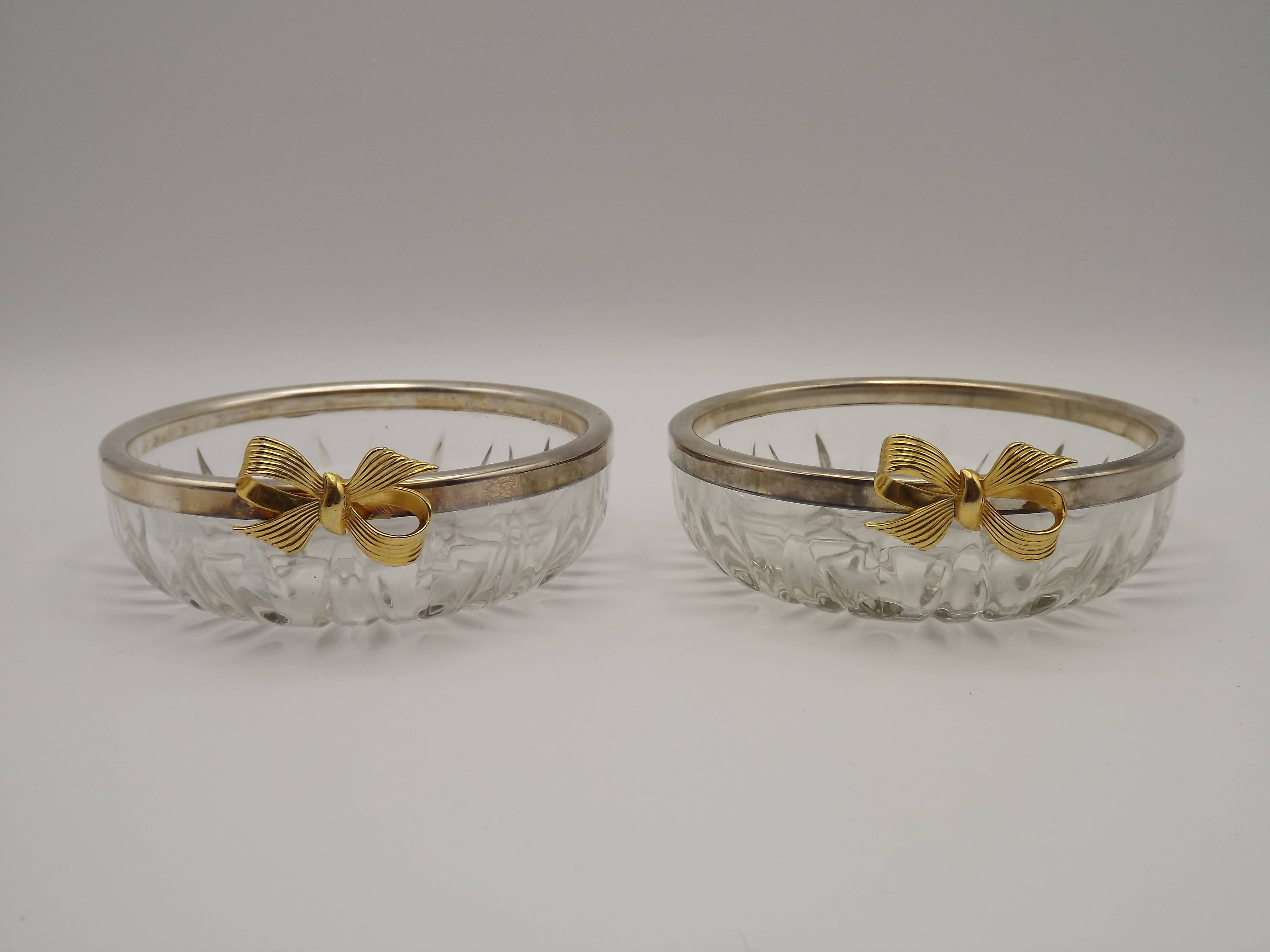 Set of 2 glass and metal bowls with a bow design.