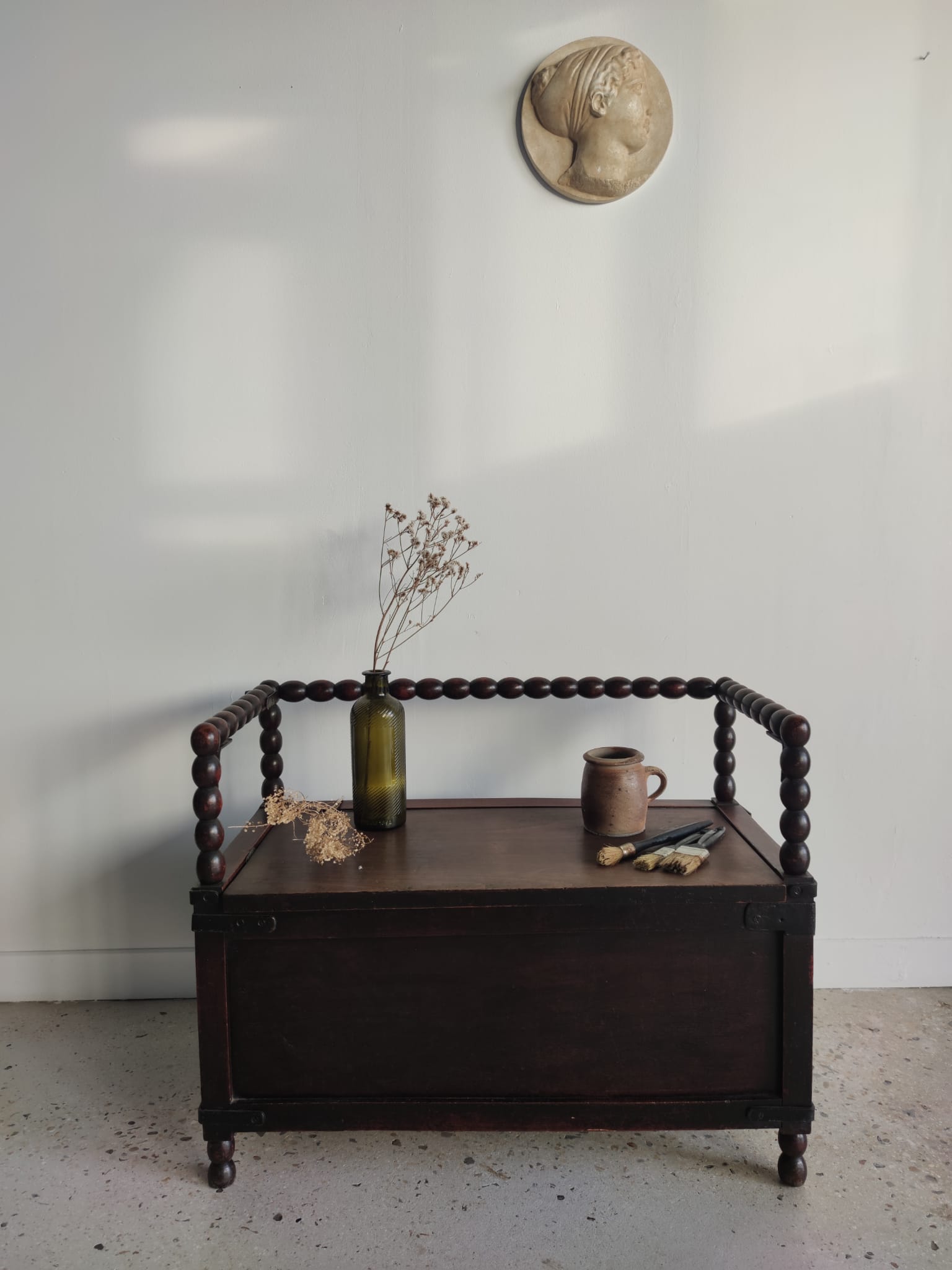 Natural wood chest forming a bench, ringed shoulders