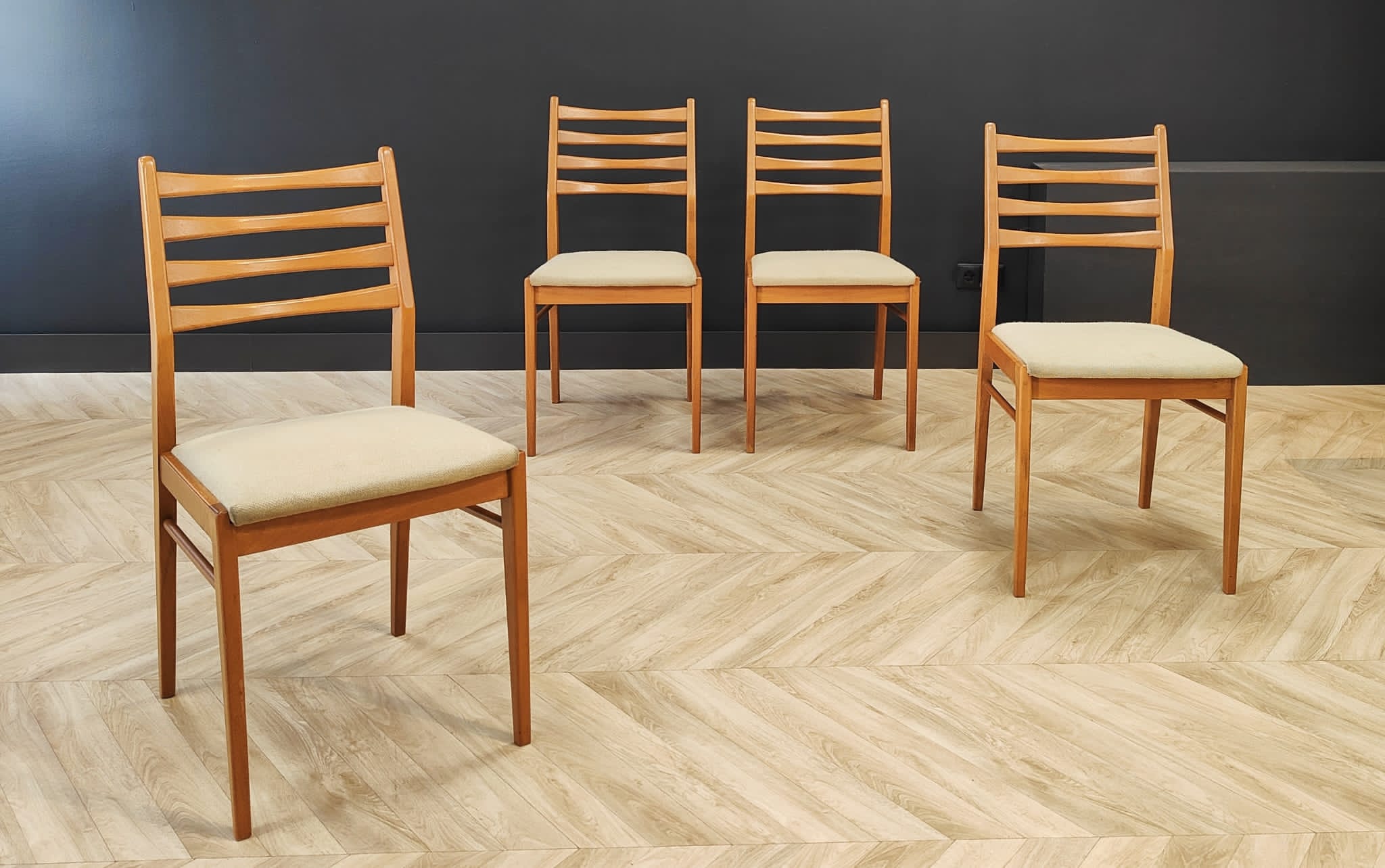 Set 4 dining table chairs