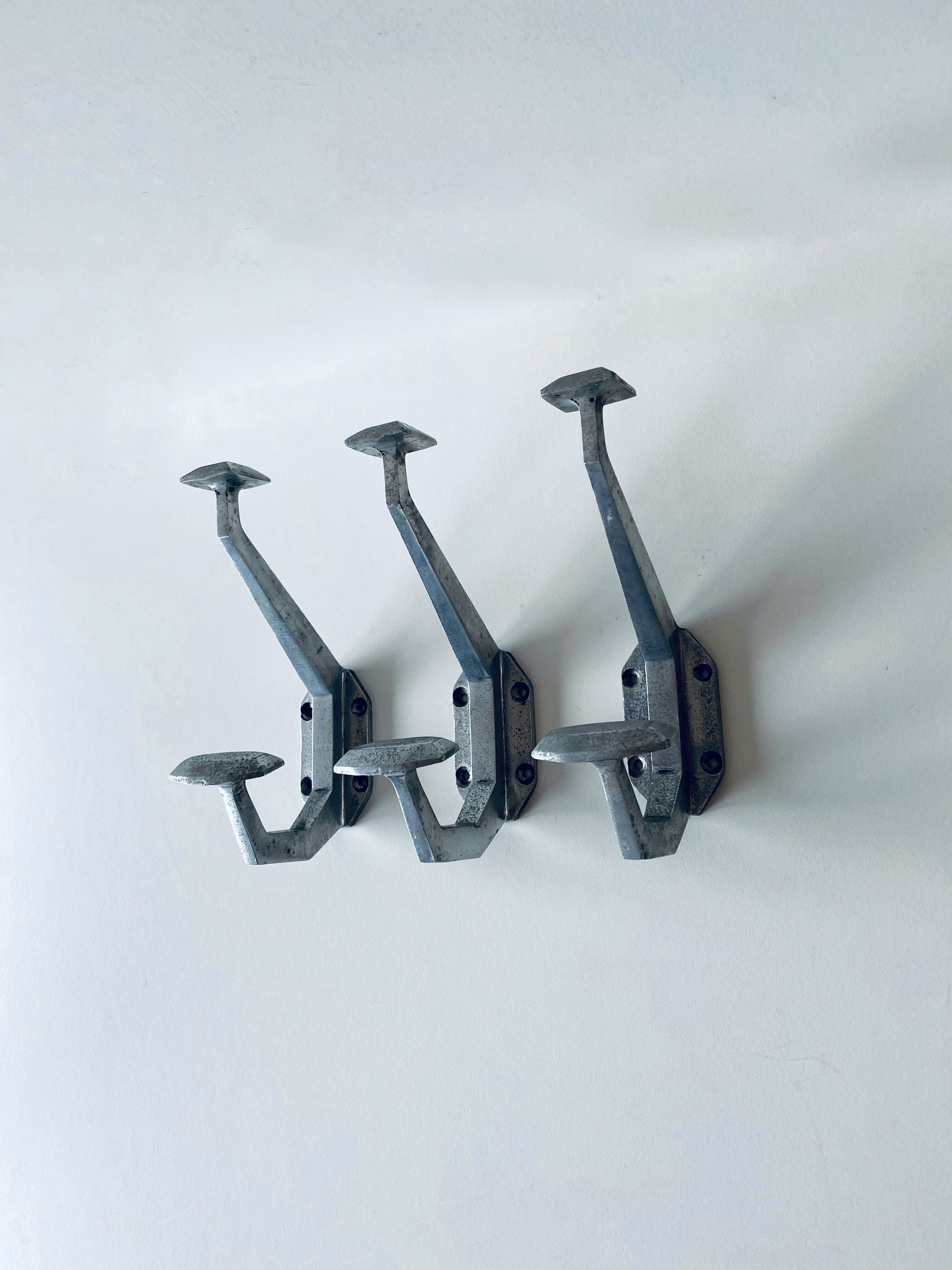 Lot de 3 patères anciennes en aluminium