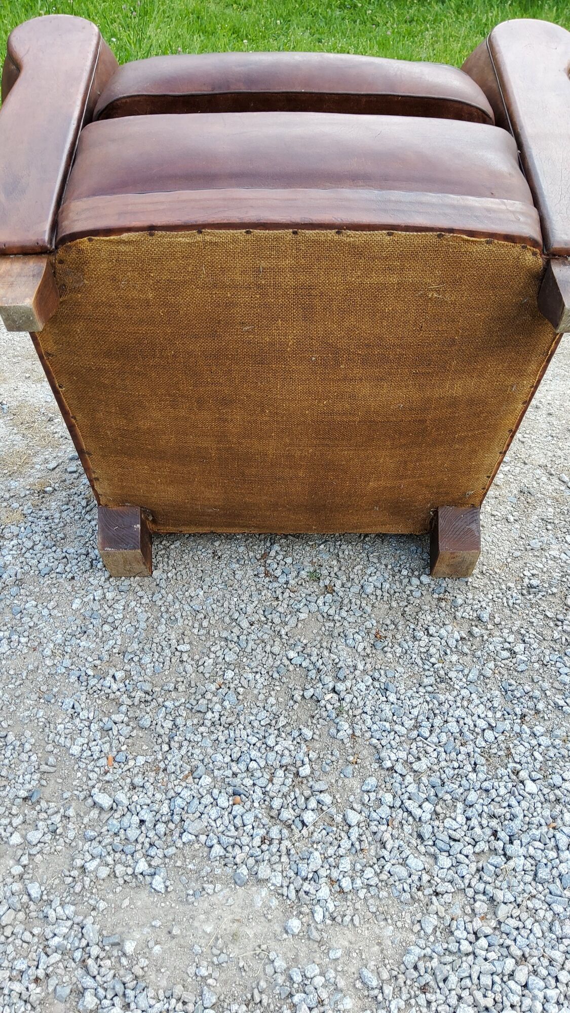 Paire de fauteuils club en cuir brun des années 30