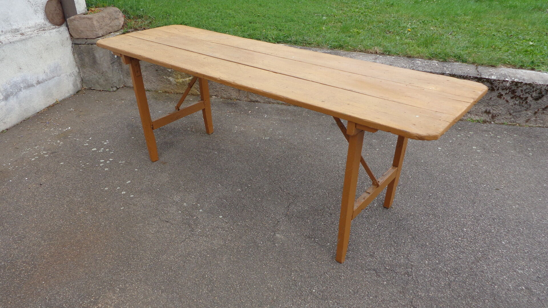 Brewery folding table