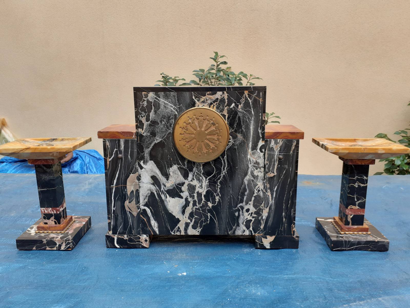 Marble and bronze pendulum with two cassolettes