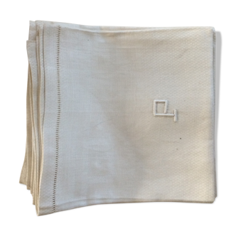 Damask napkins with P monogram