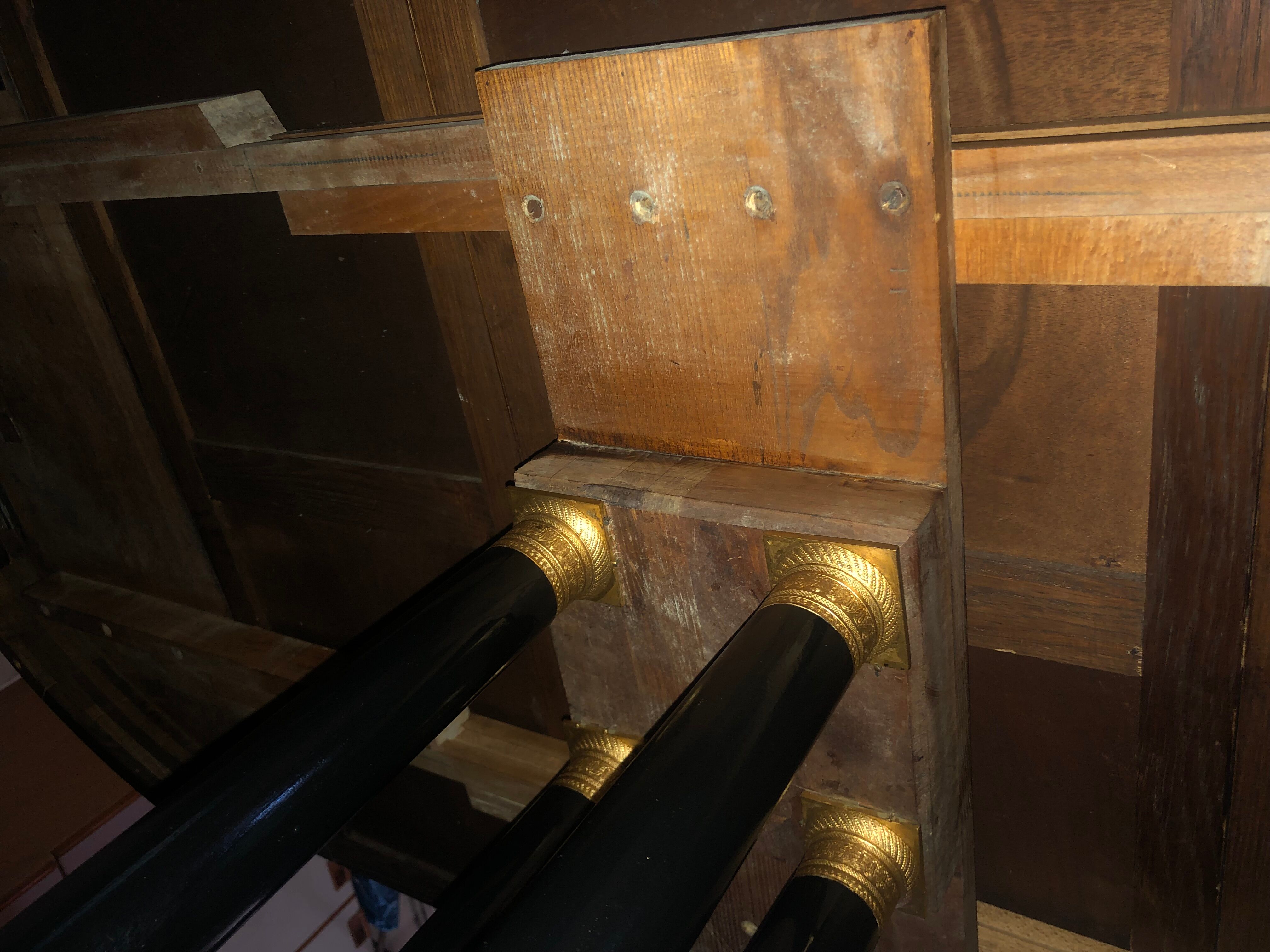 Table - pedestal table with 3 extensions: 4-10 people