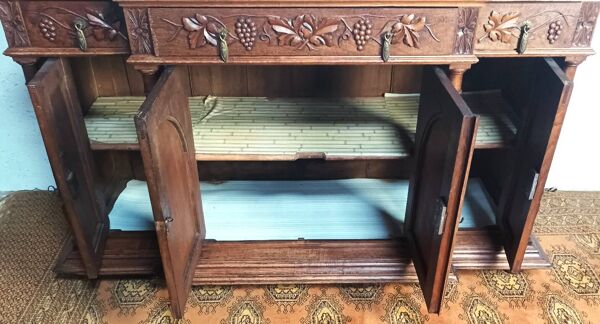 Buffet époque Art Nouveau en chêne sculpté à décor de vigne