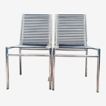 Paire de chaises  avec cadre chromé et cordons élastiques noirs