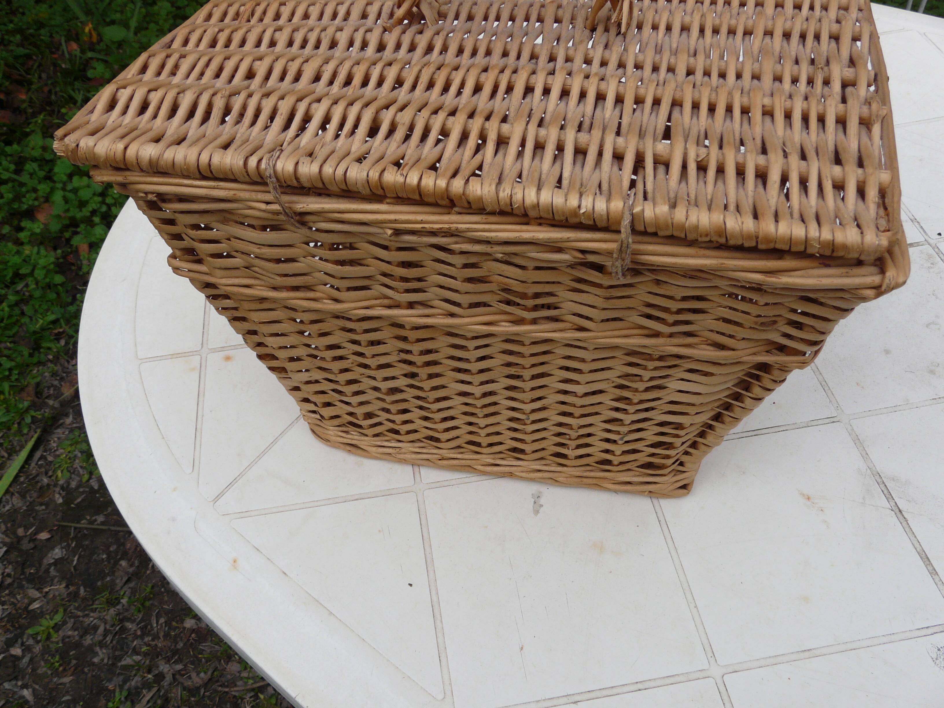 Vintage wicker basket for poultry rabbit