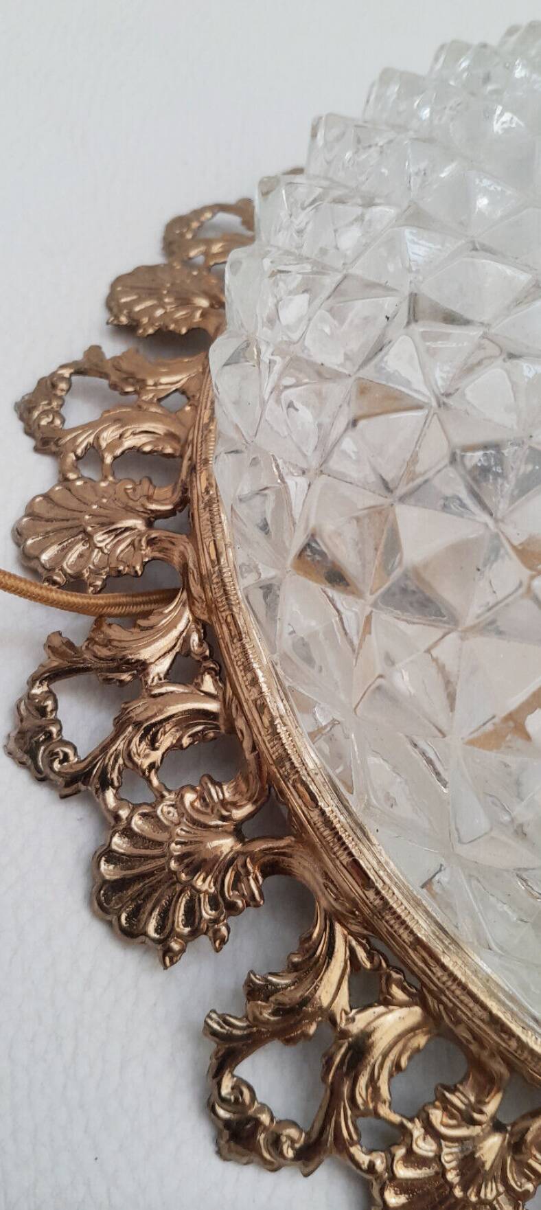 Round ceiling or wall light, in glass from the 70s, vintage.