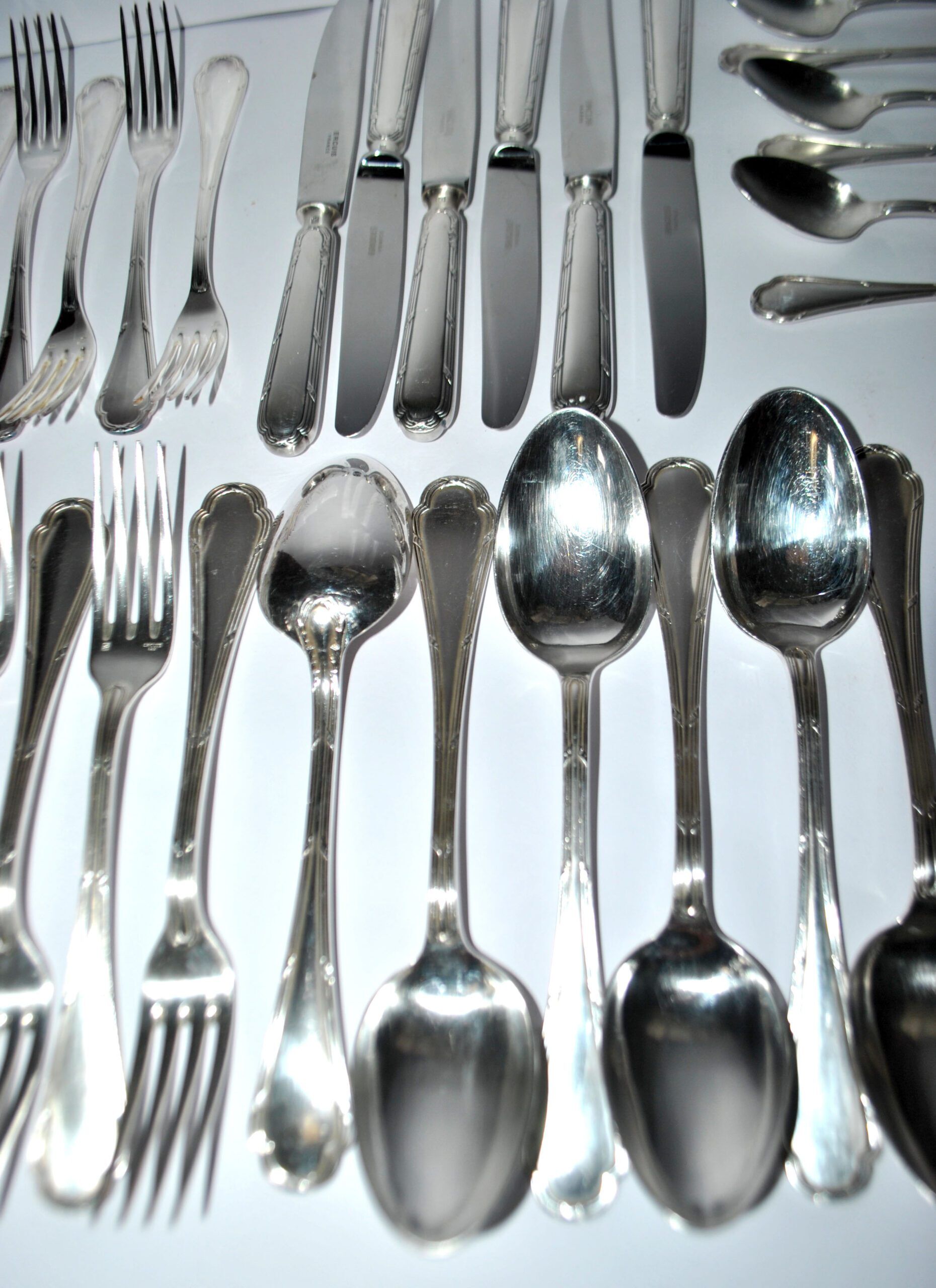 Ercuis trianon silver-plated cutlery set – 42-piece tableware with crossed ribbon design