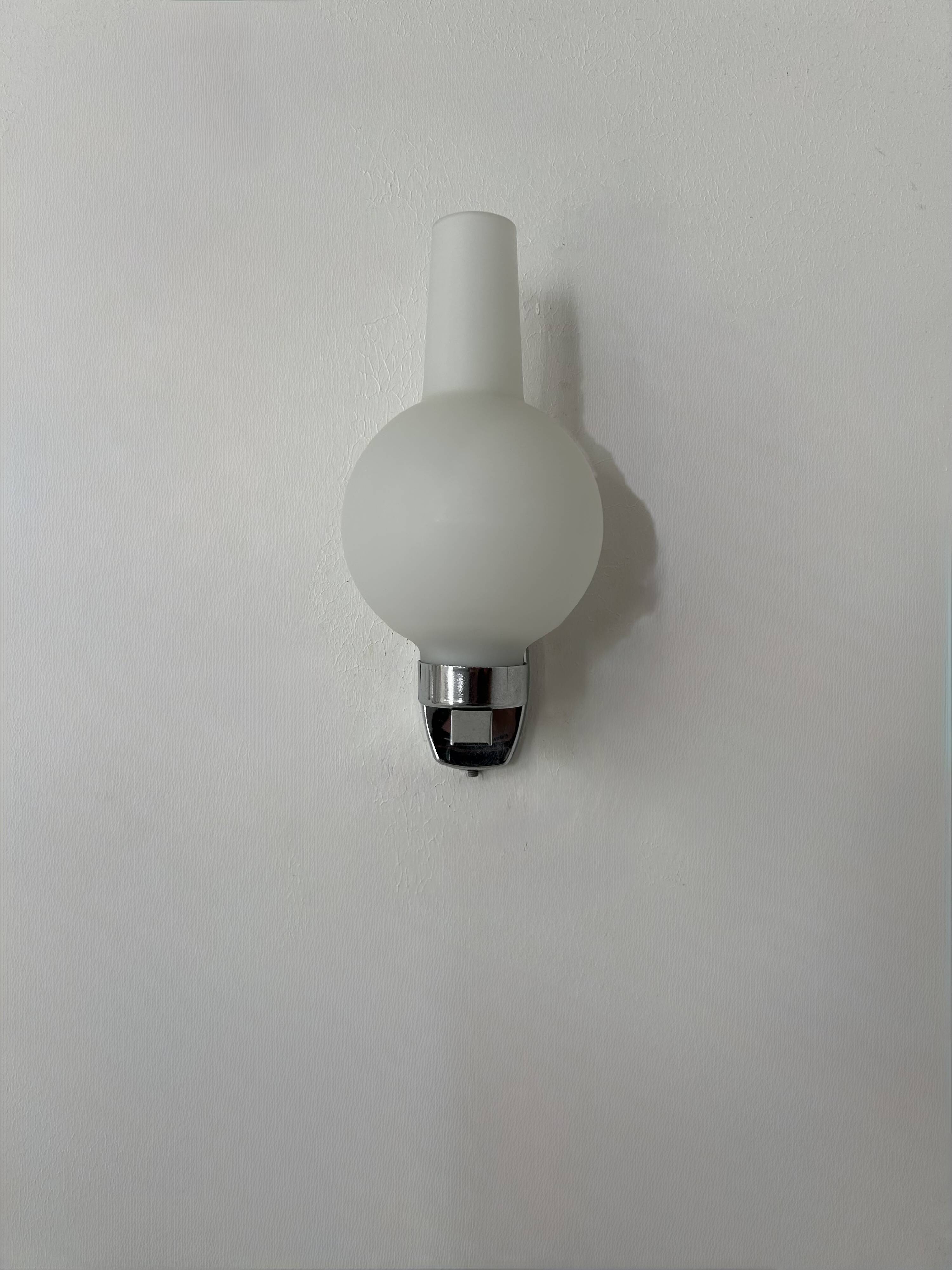 Paire d'appliques vintage en chrome et verre sablé, France, 1960