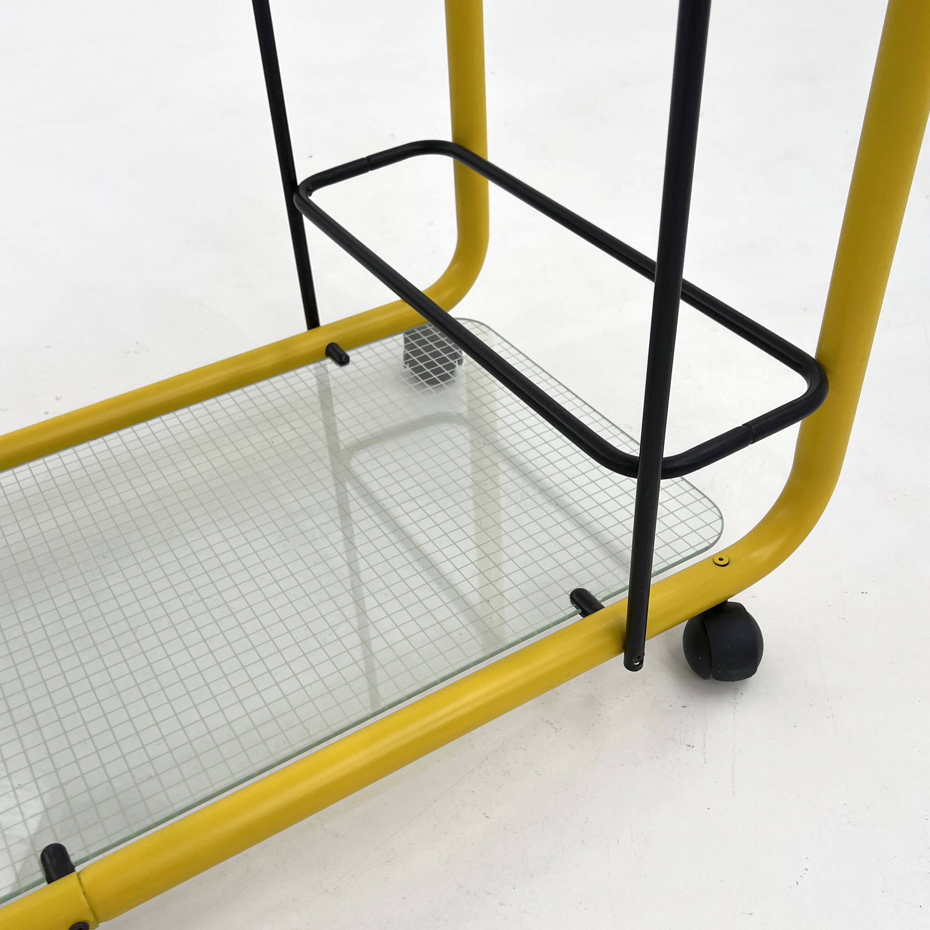 Desserte postmoderne noire et jaune en métal et verre, 1980