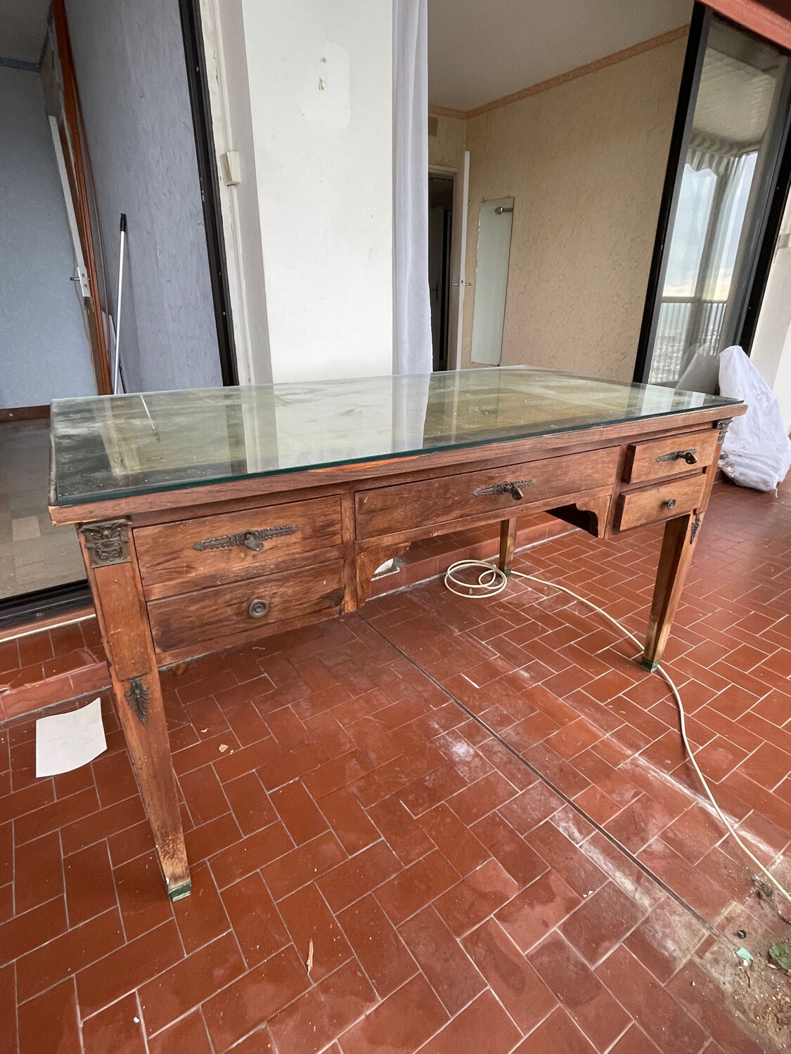 Double-sided administrative desk in oak.