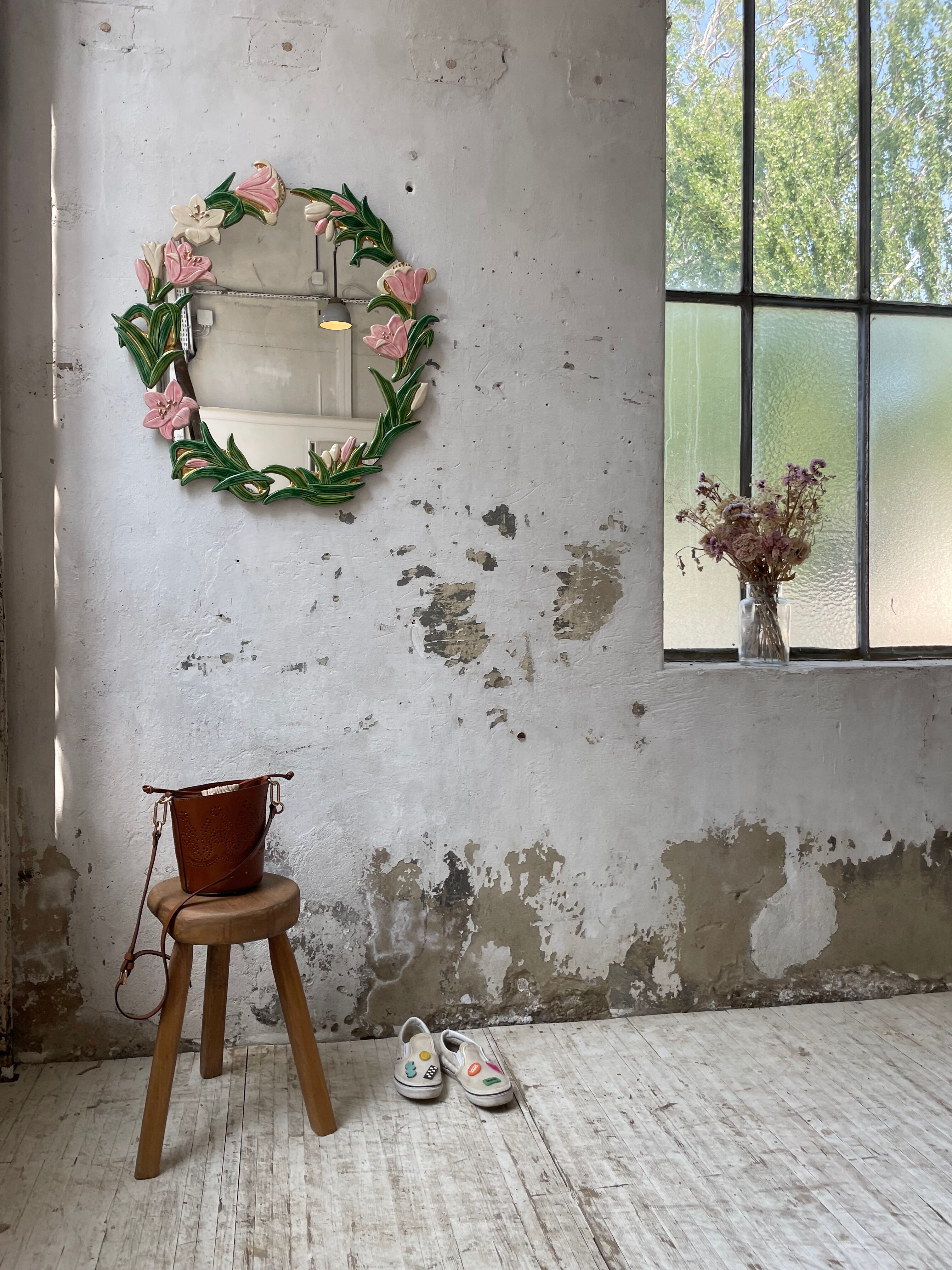Oval ceramic mirror with flowers