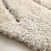 Tapis berbère marocain béni ouarain écru à losanges noirs gravés 295x213cm