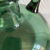 Carafe en verre verte forme bombée