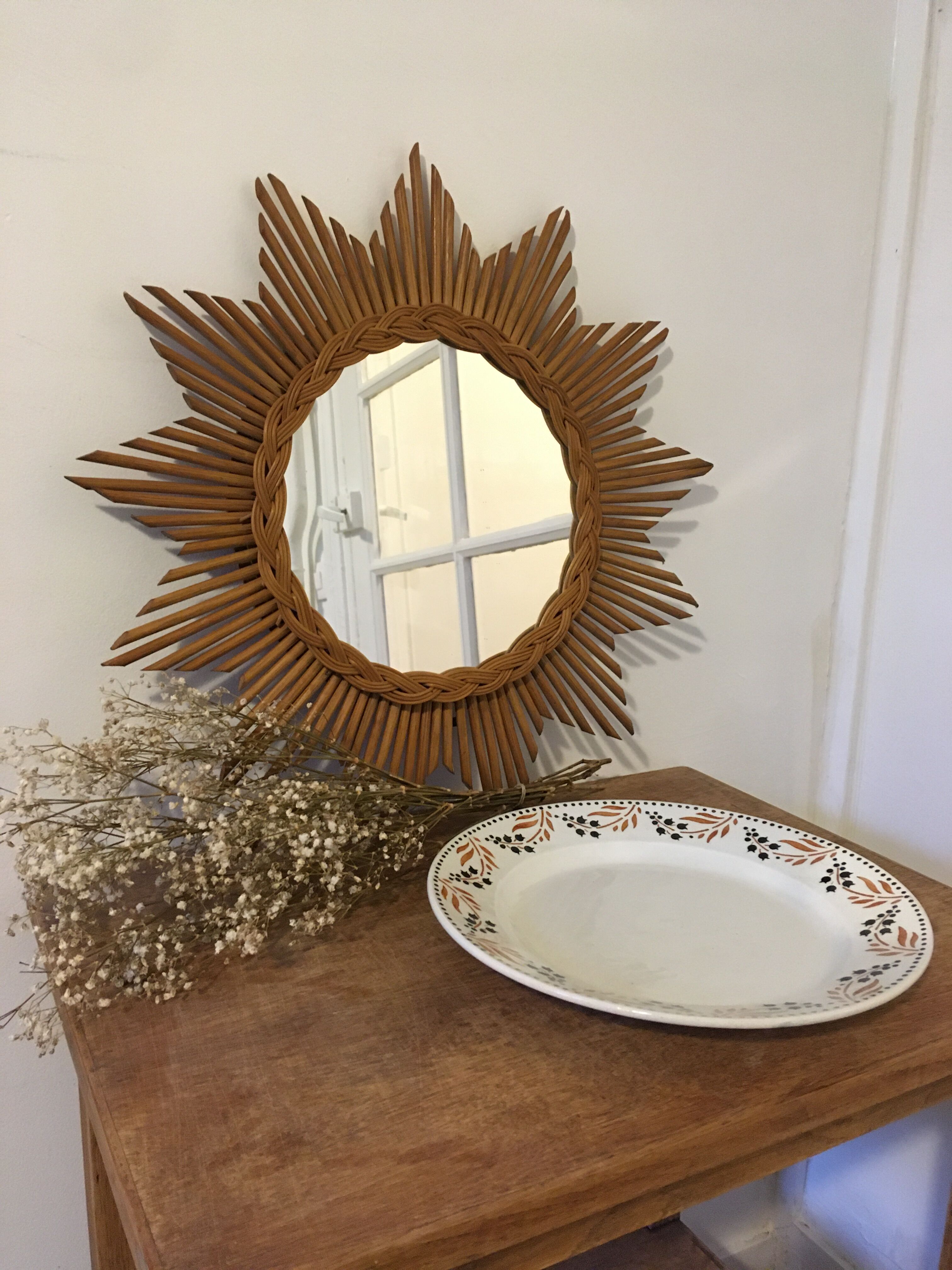 Gien's opaque porcelain round dish