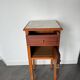 Table de chevet vintage en bois avec plateau en marbre.