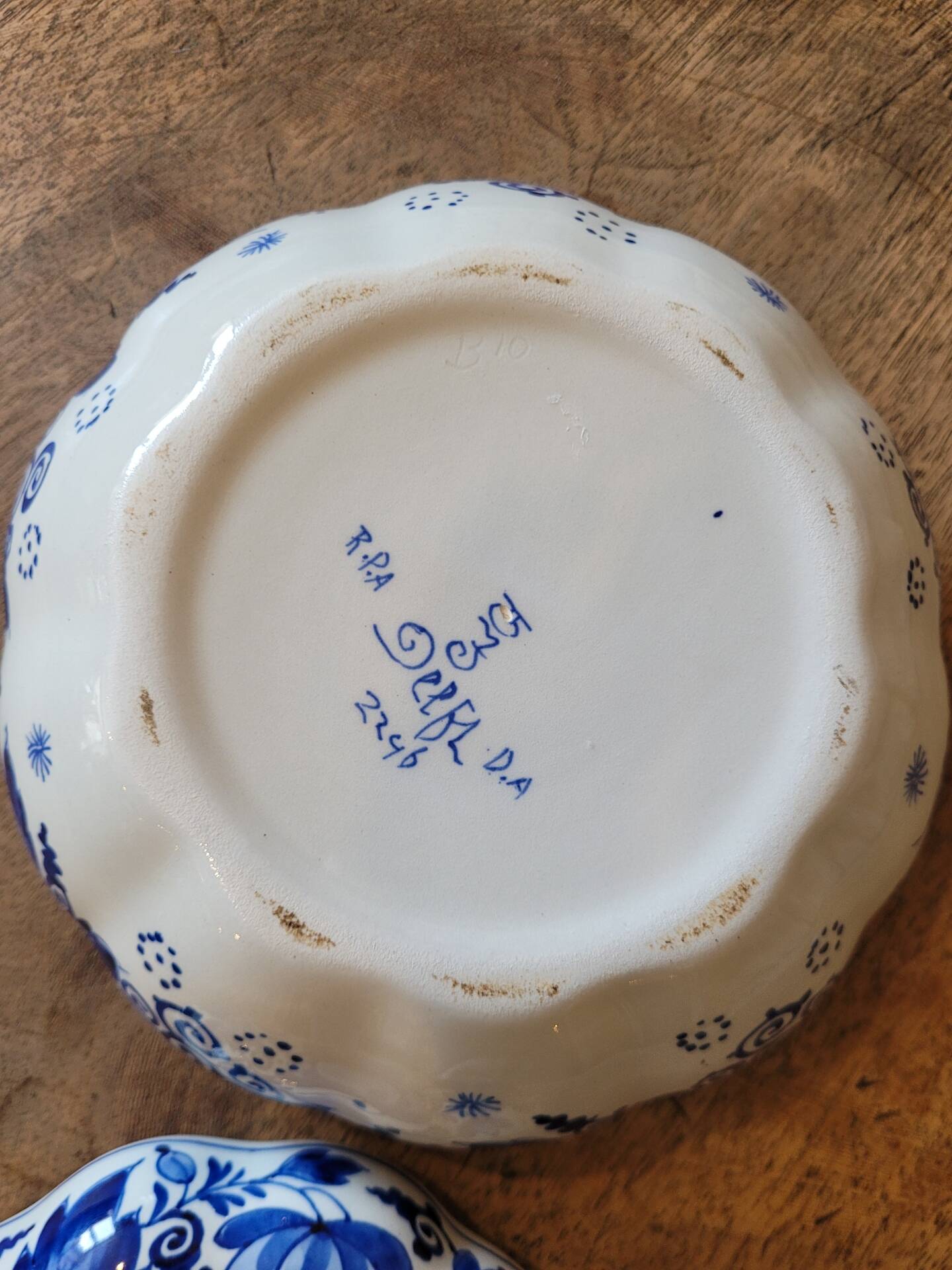 Delft blue and white earthenware bonbonnière with lid – Decor f
