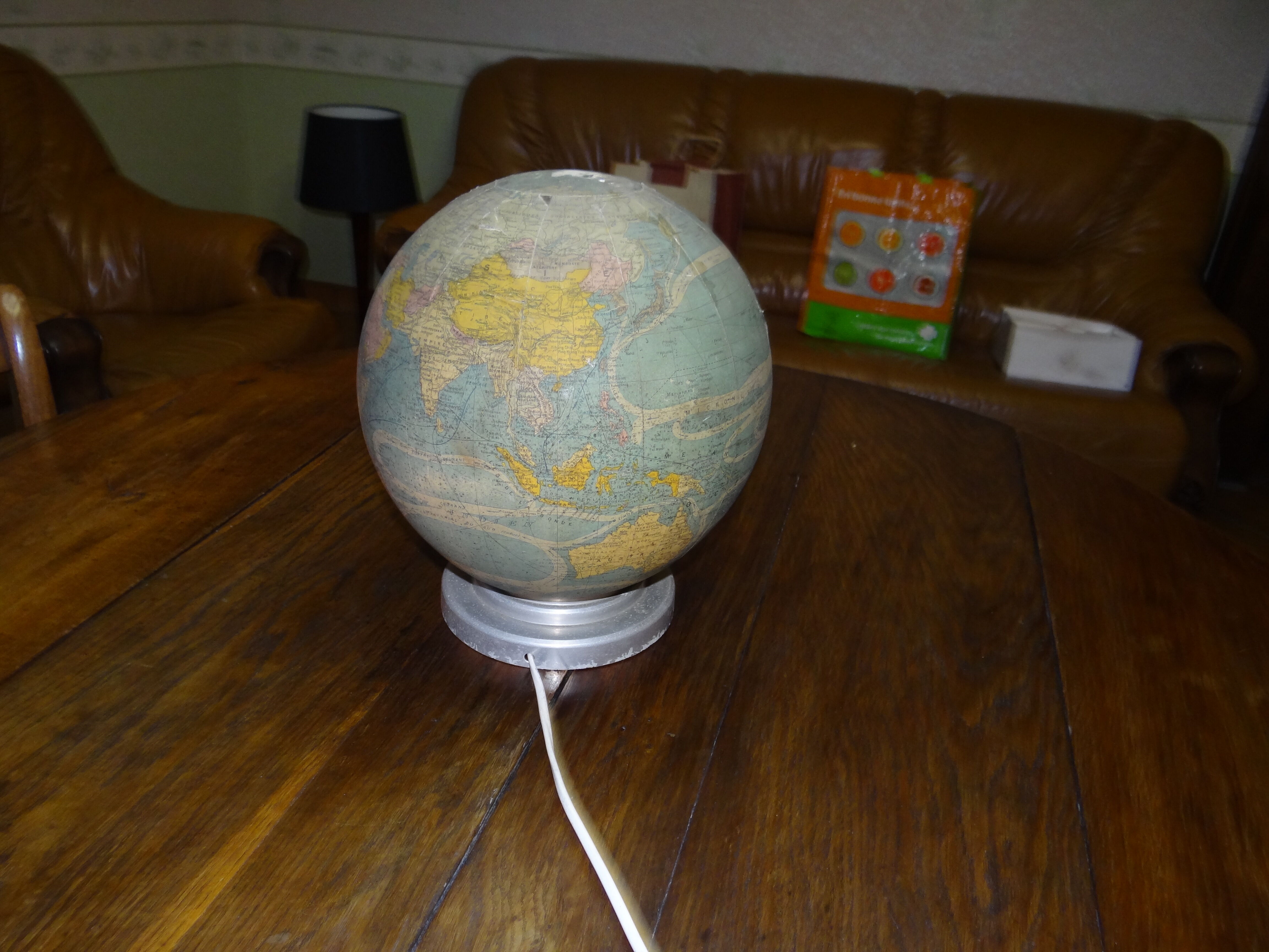 Perrina 1950 glass globe