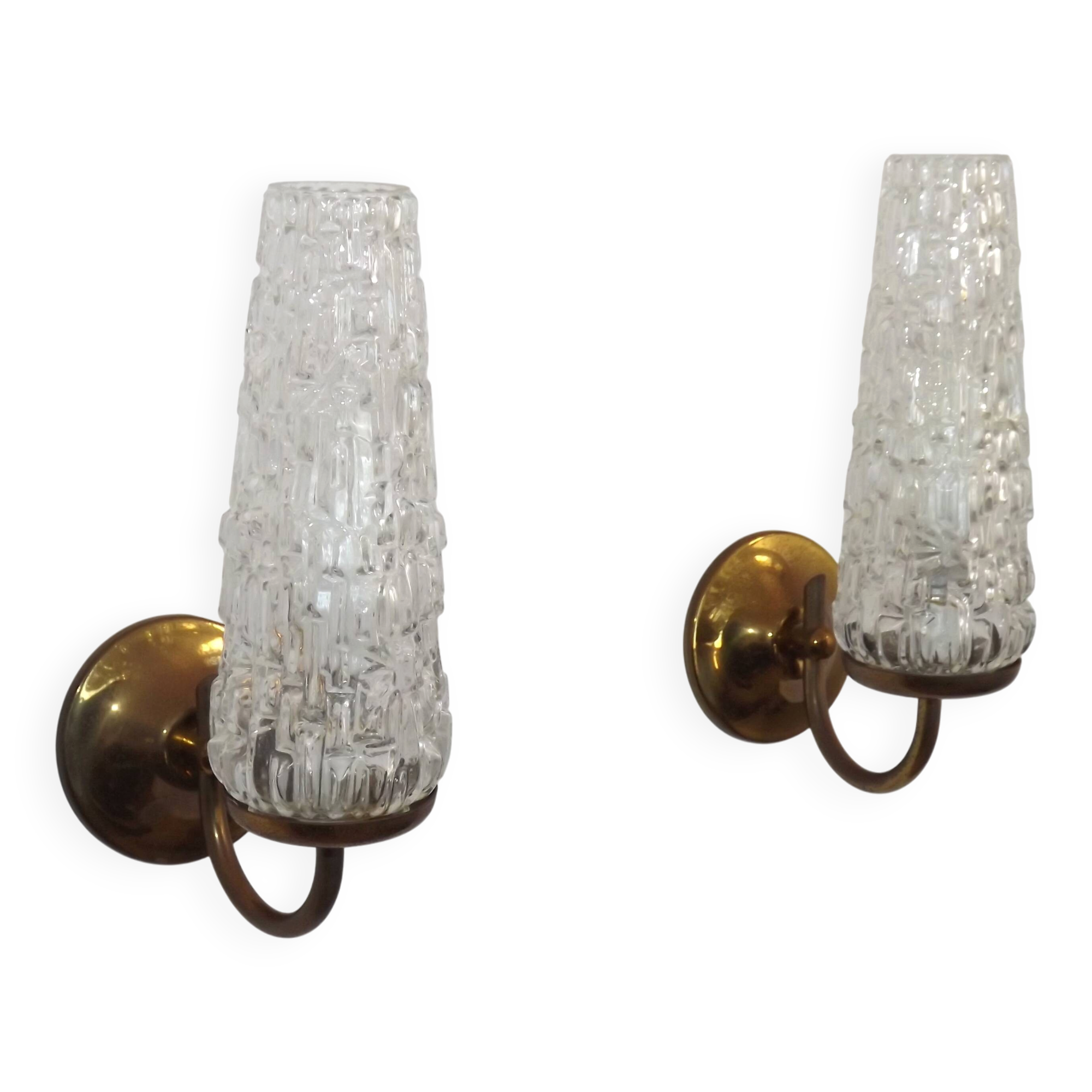 Paire d'appliques en métal doré et verre moulé, France vers 1960
