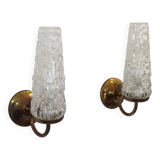 Paire d'appliques en métal doré et verre moulé, France vers 1960