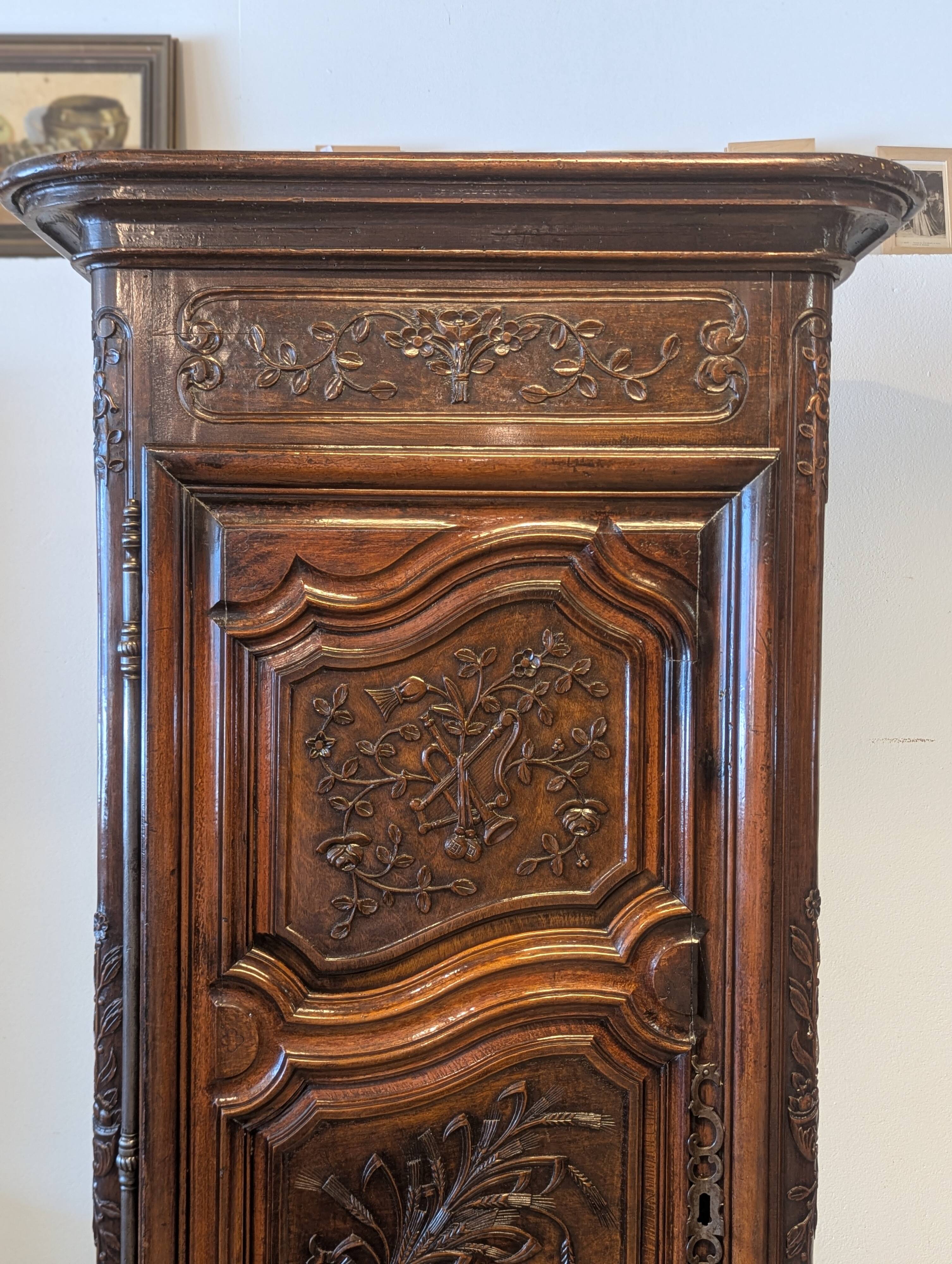 Antique Louis XV bonnetière in carved walnut – Late 18th century
