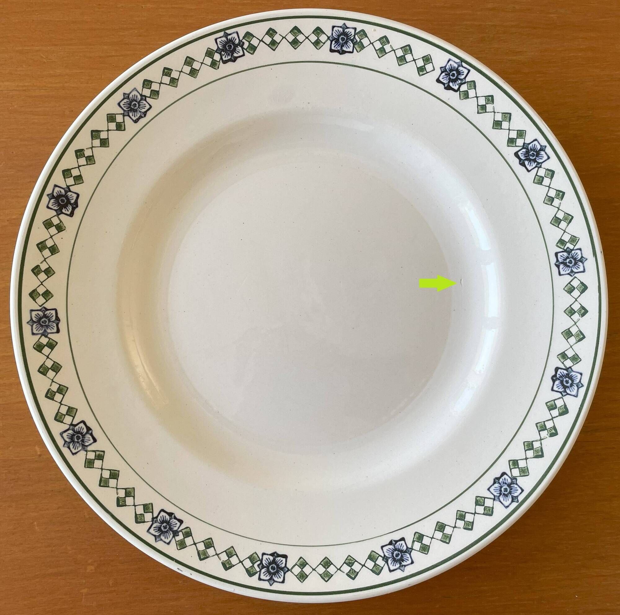 6 assiettes plates anciennes en faïence de Saint-Amand (Nord)