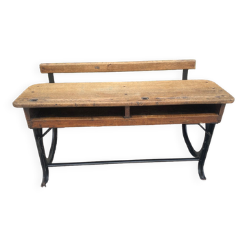 Bureau d’écolier avec banc