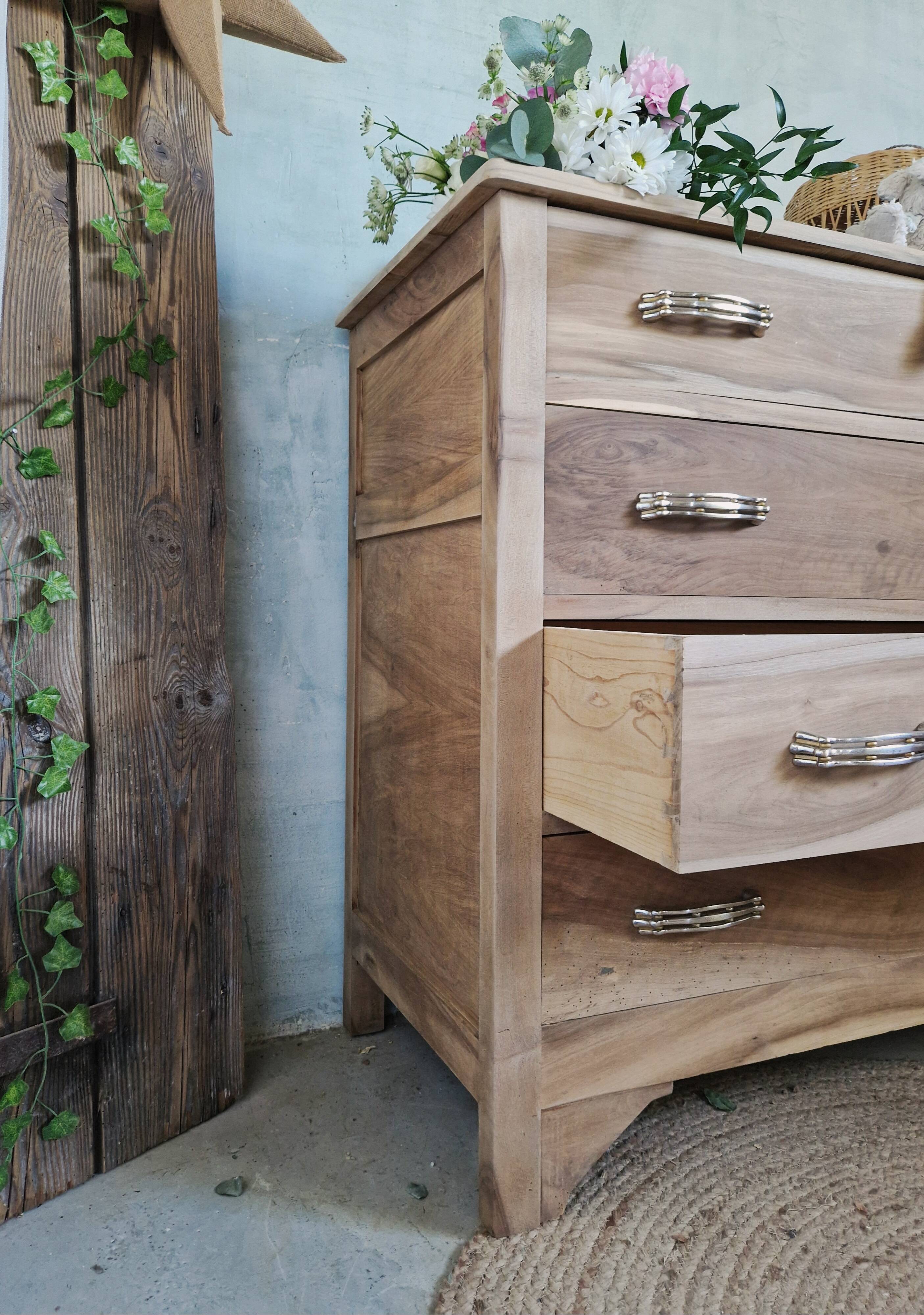 Ancienne commode en noyer