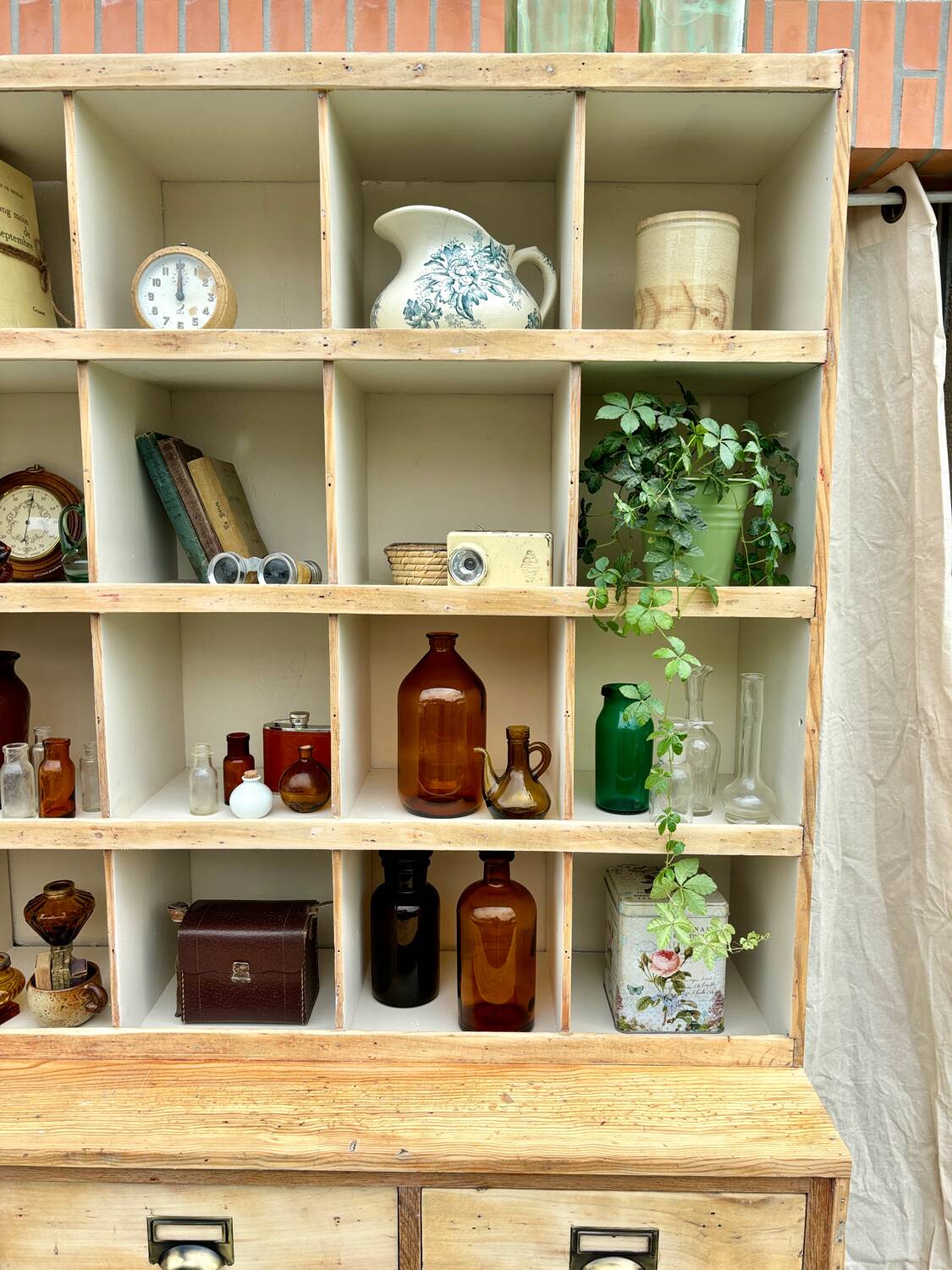 Trade furniture with lockers